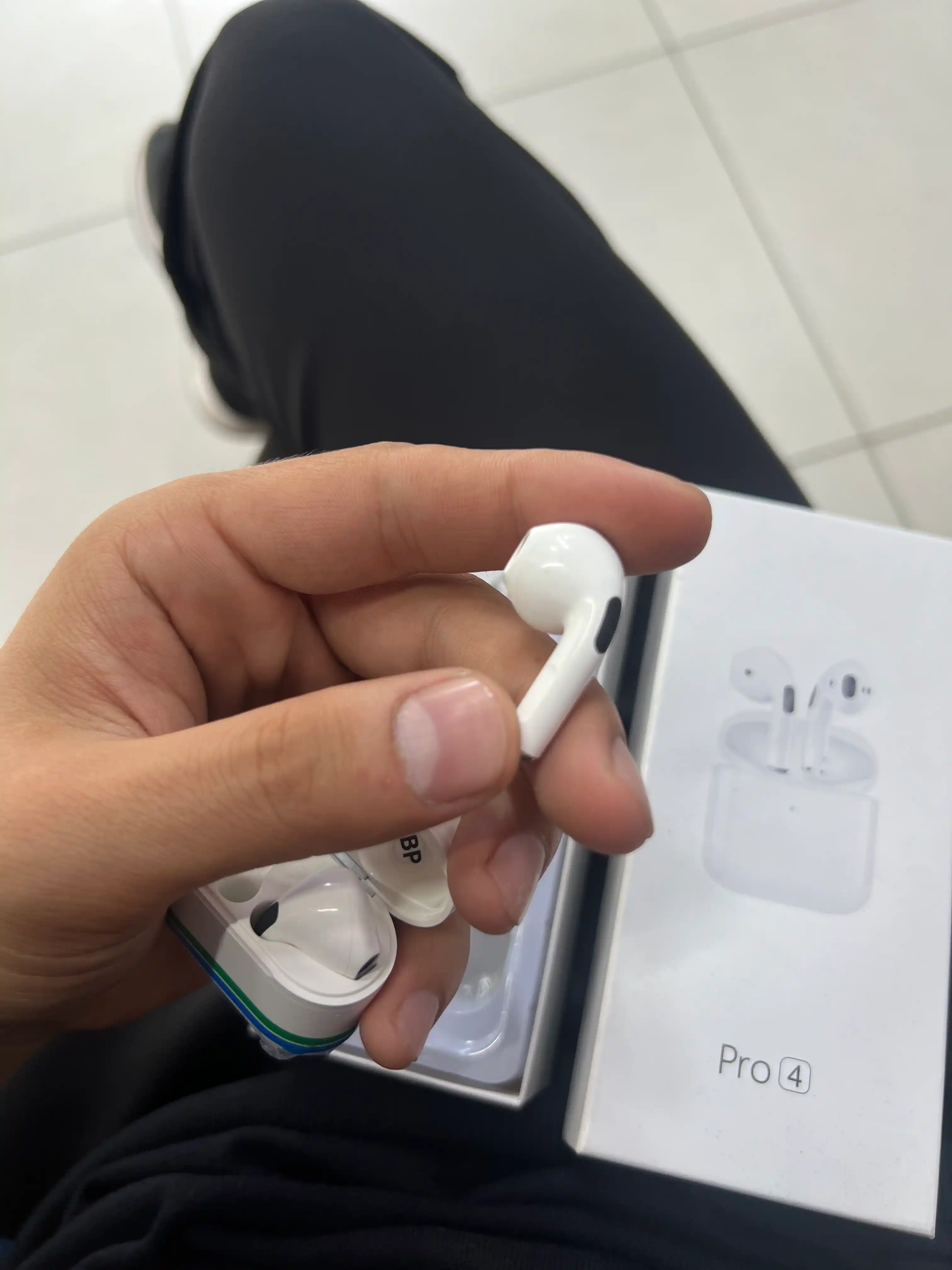 Simsiz quloqchinlar Pods 4, iPhone va Android uchun naushniklar