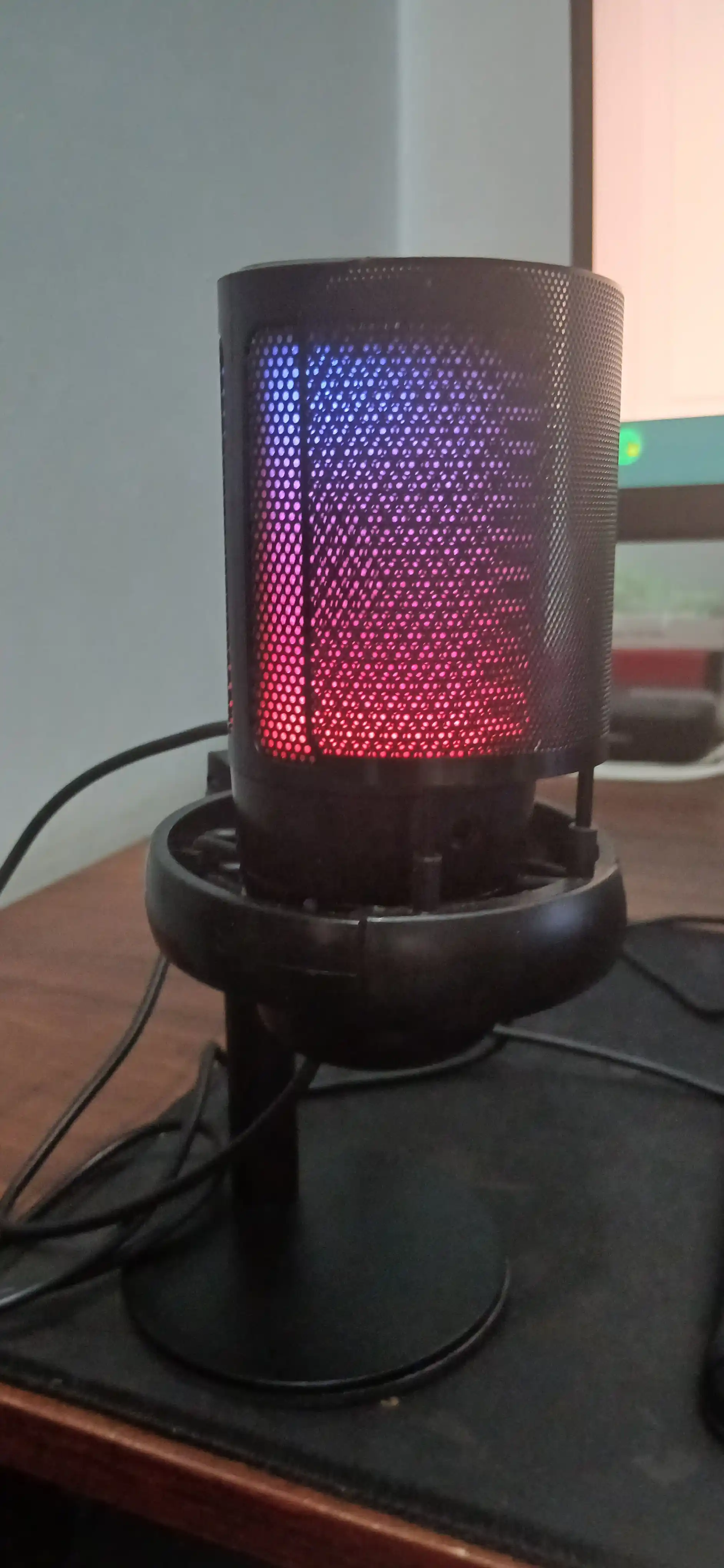 Игровой конденсаторный RGB микрофон ME6S со стойкой, шок-маунтом и поп-фильтром
