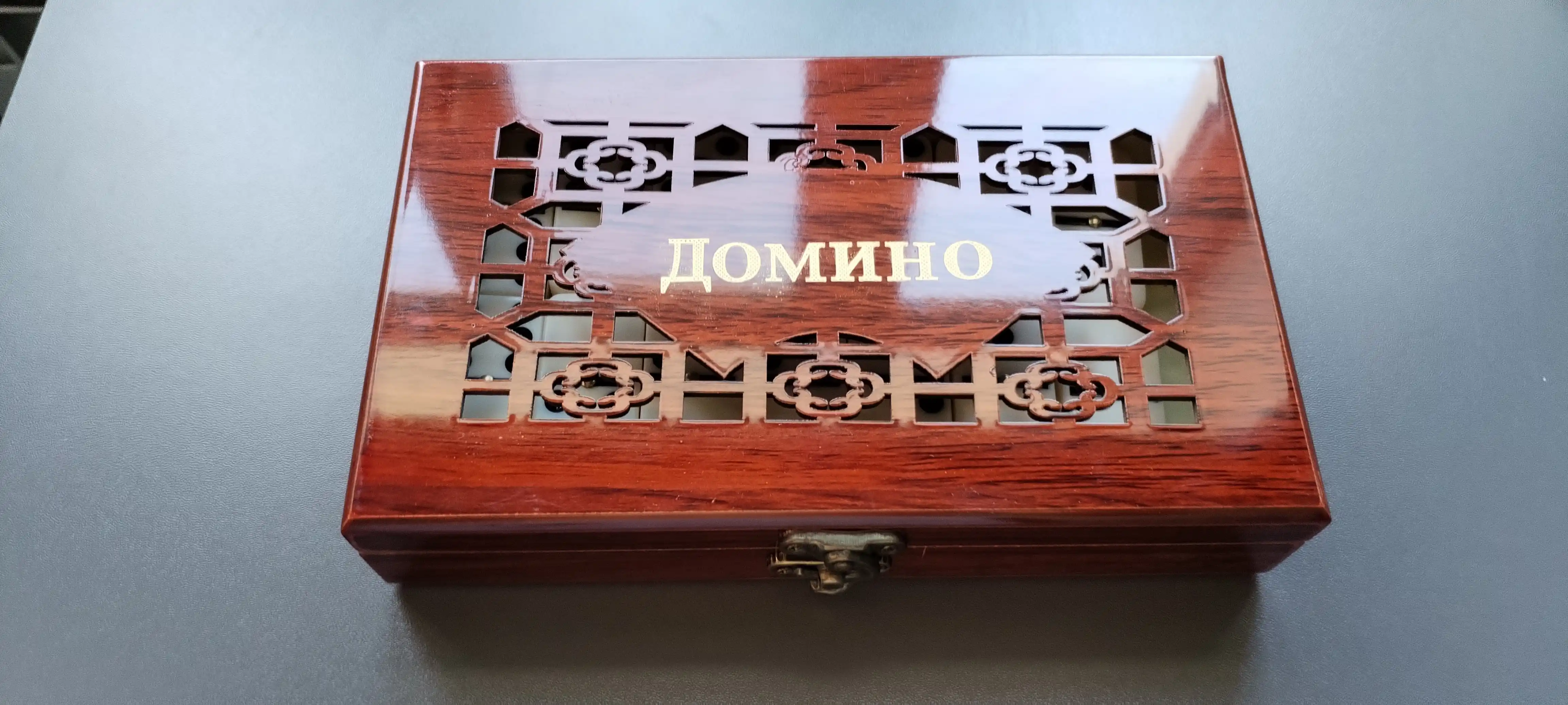 Domino stol o'yini, Klassik o'yin, Yog'och quti ichida