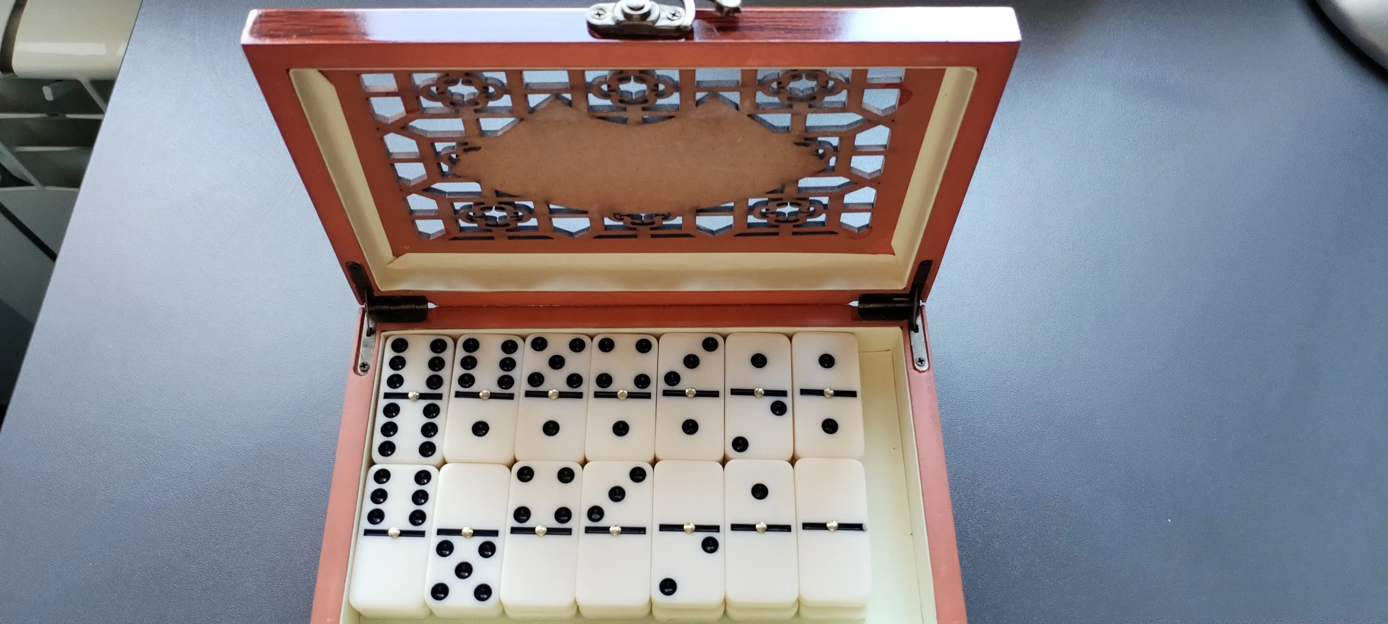 Domino stol o'yini, Klassik o'yin, Yog'och quti ichida