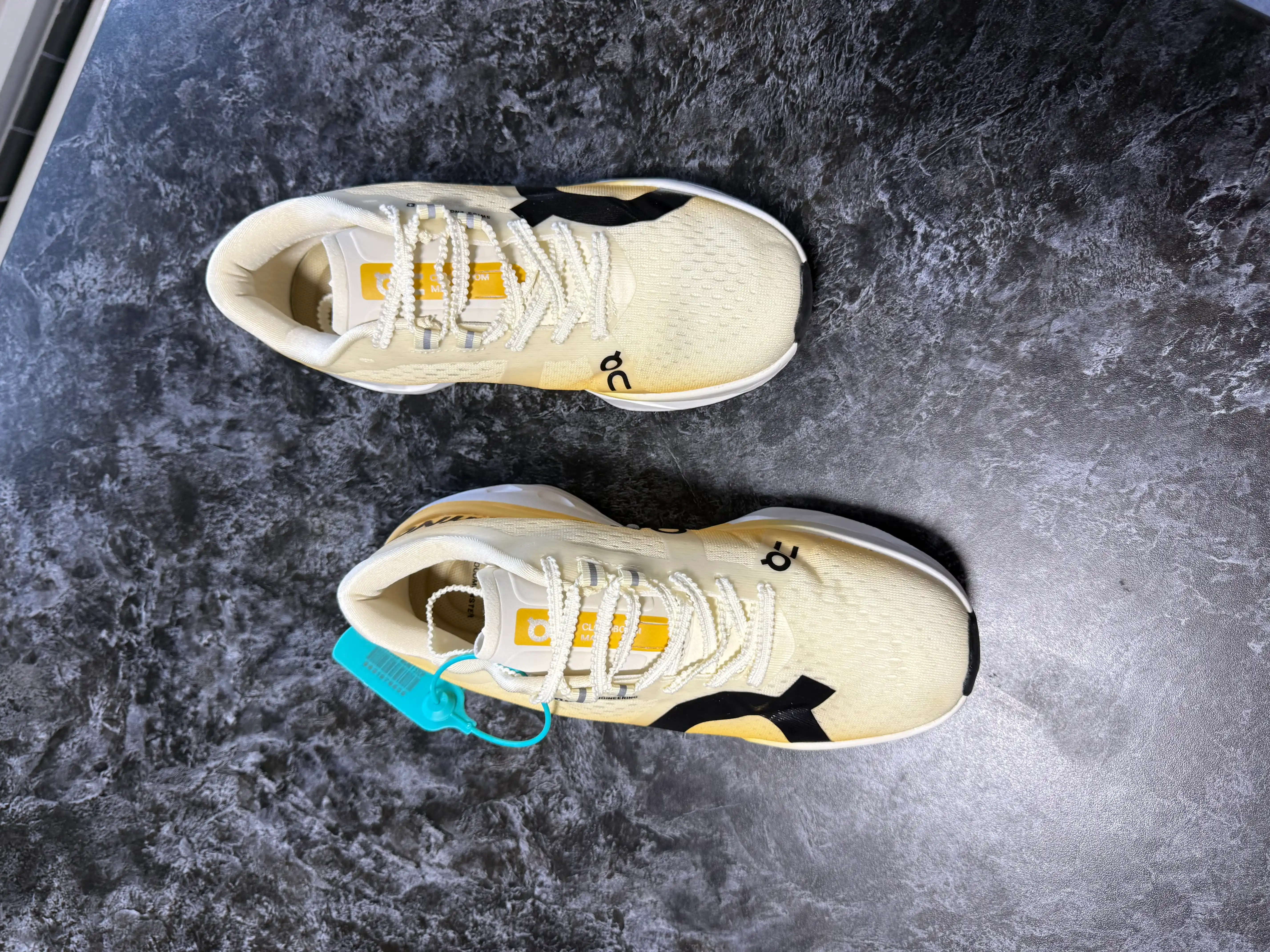 Erkaklar uchun On Cloud titl Premium krossovkalari, 1 razmer katta olish tavsiya etiladi