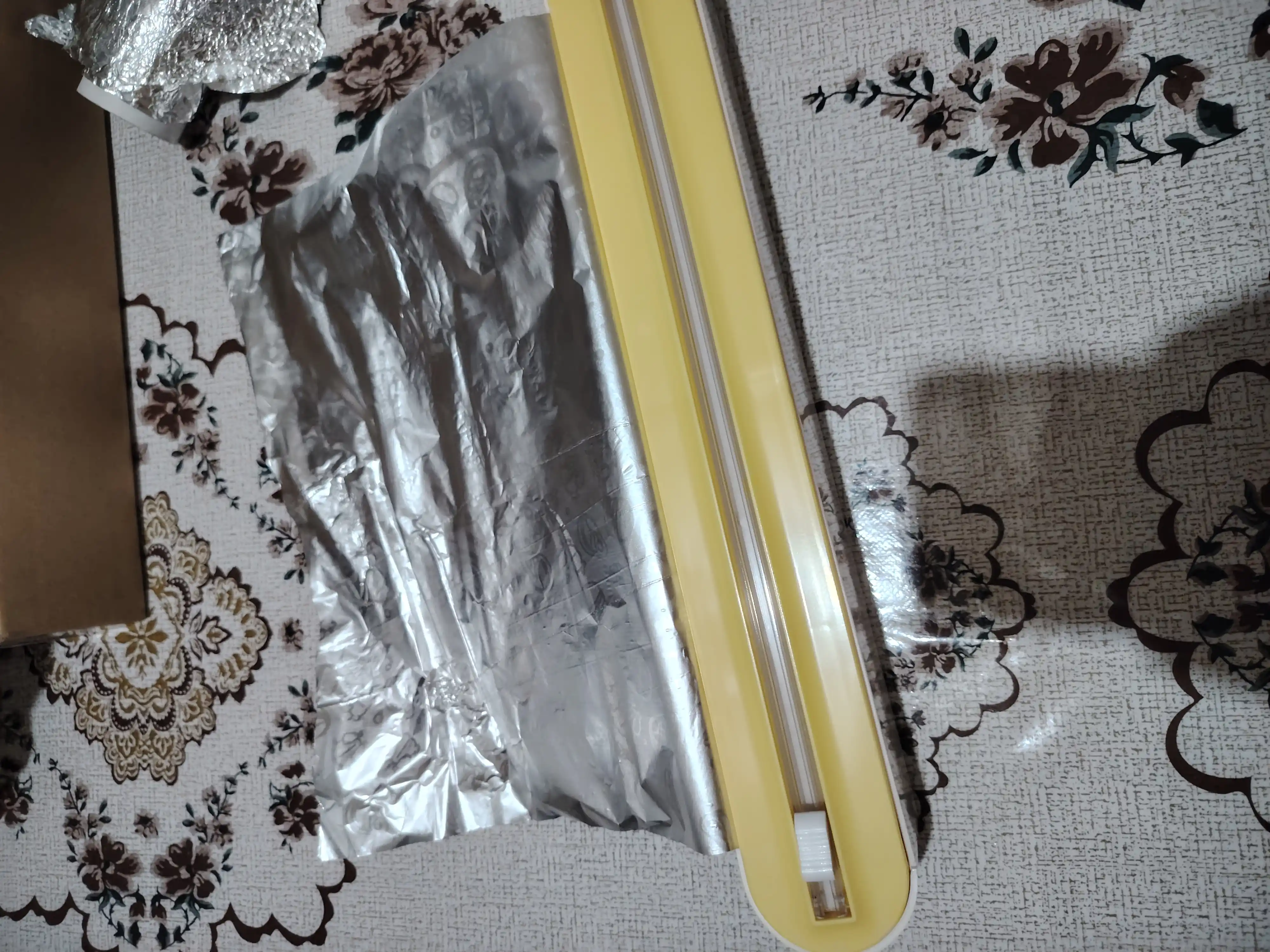 Folga va pergament oziq-ovqat plyonkasi uchun dispenser, kesish bilan