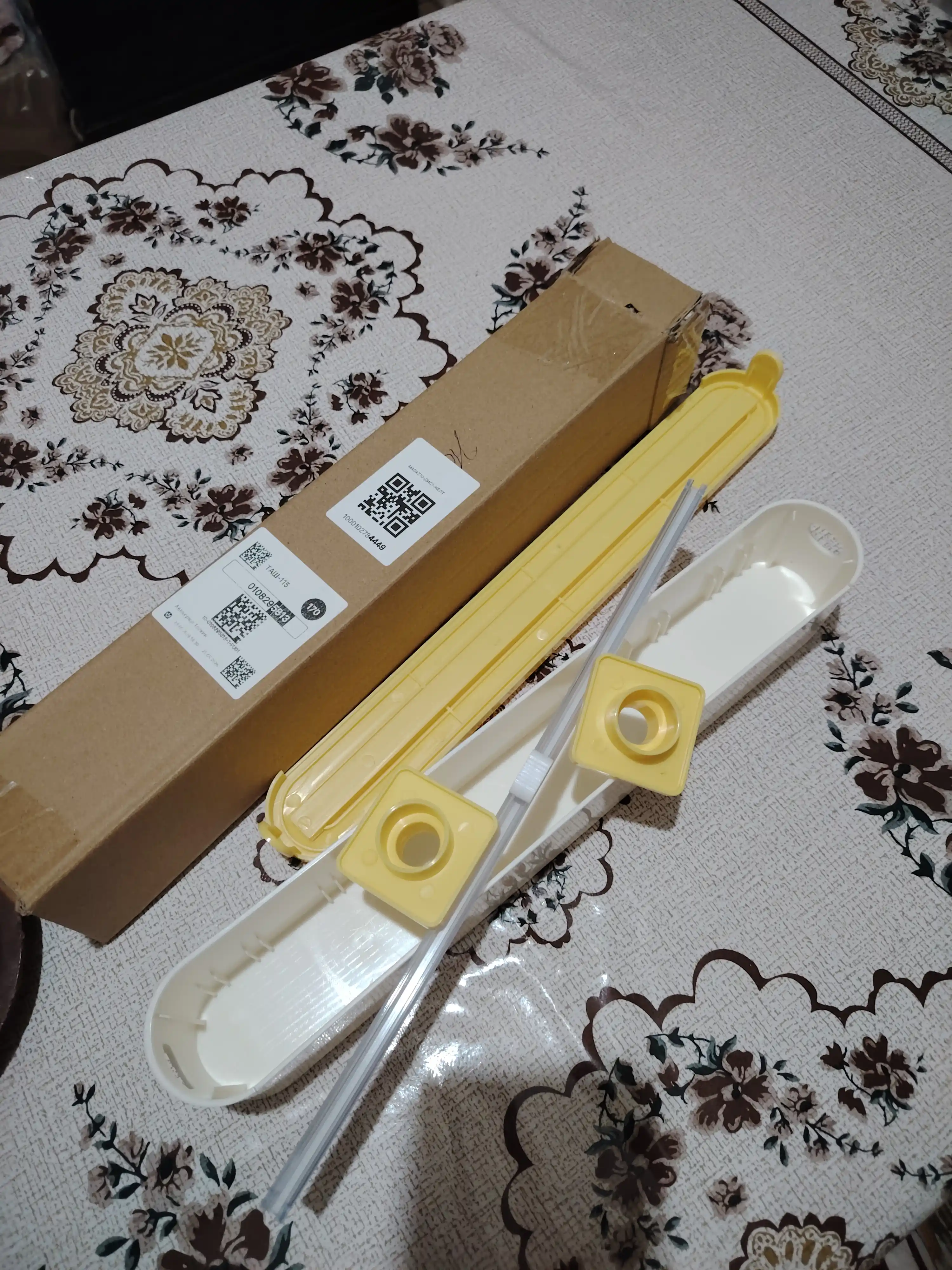 Folga va pergament oziq-ovqat plyonkasi uchun dispenser, kesish bilan