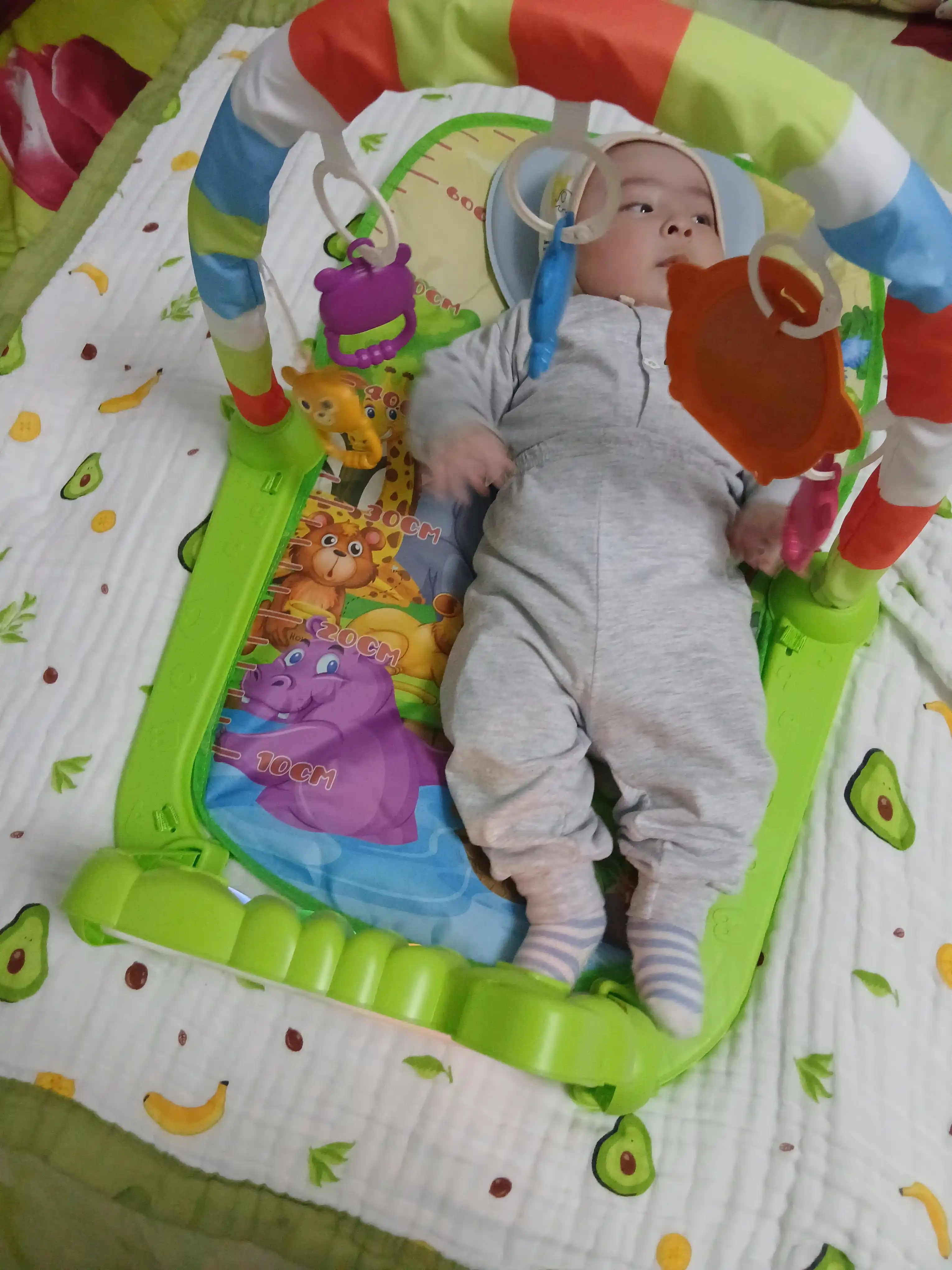 Kichkintoylar va bolalar maydonchalari uchun gilamcha-pianino rivojlantiruvchi o‘yin