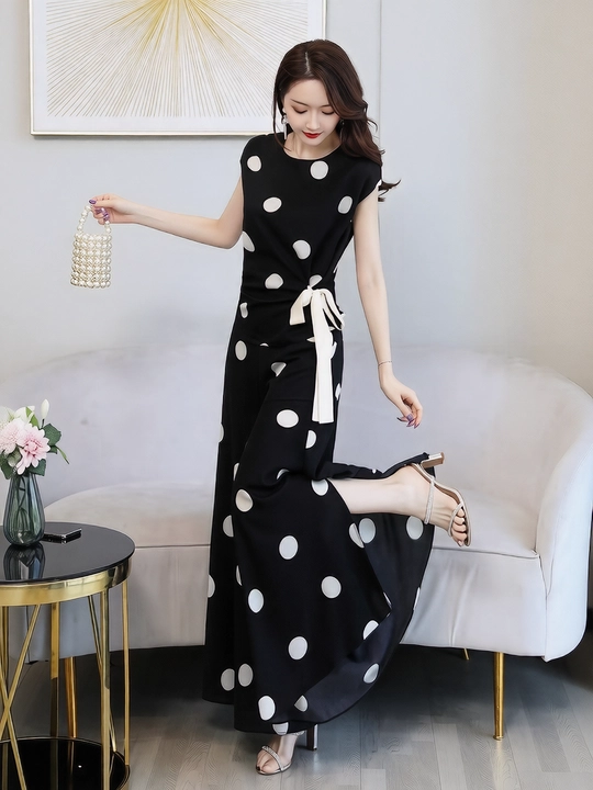 Ayollar uchun zamonaviy ikki qismli kostyum — Polka Dot