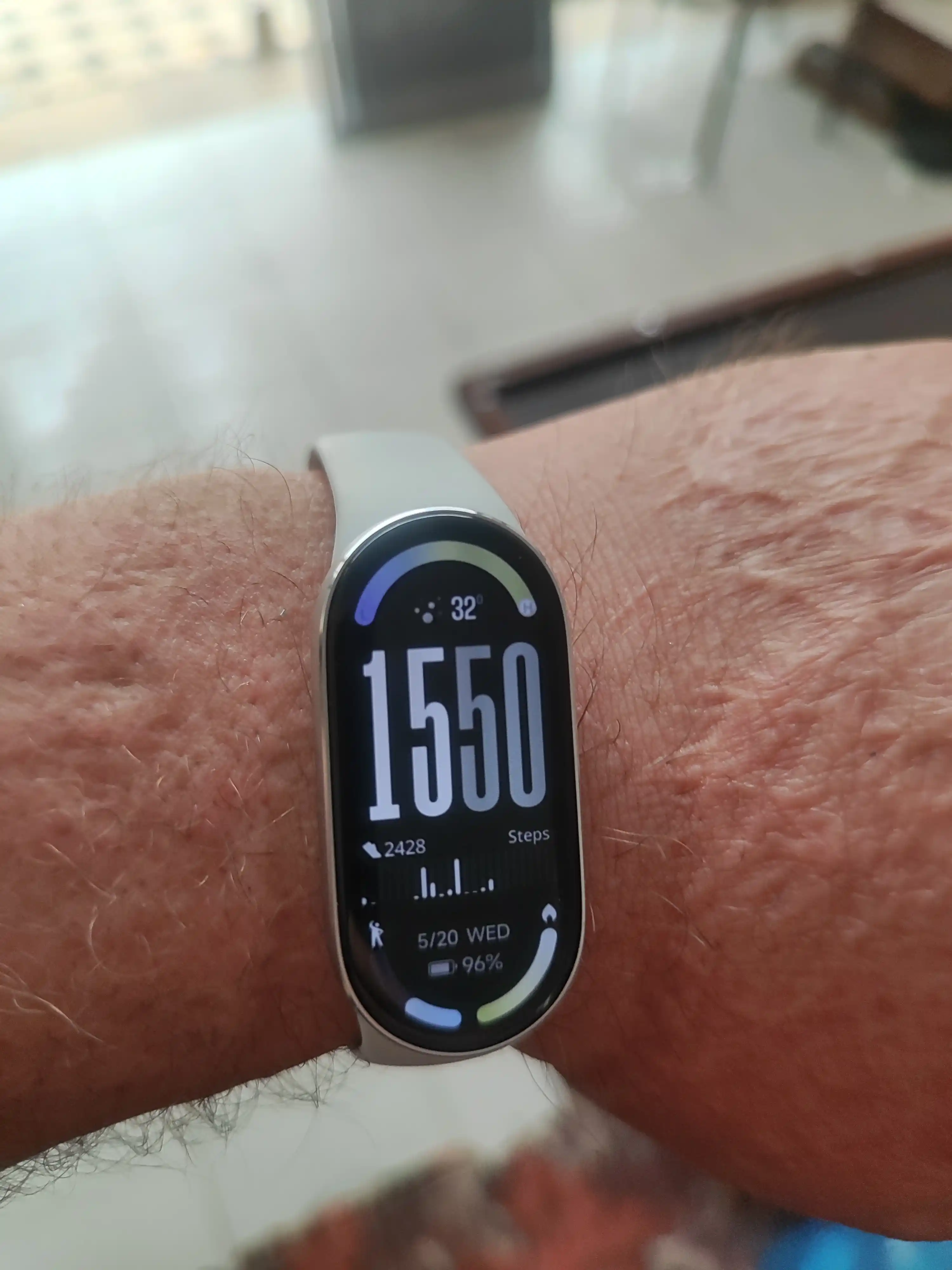 Xiaomi Smart Band 10 fitnes bilaguzugi, 1.72" AMOLED displey, 150dan ortiq sport rejimlari
