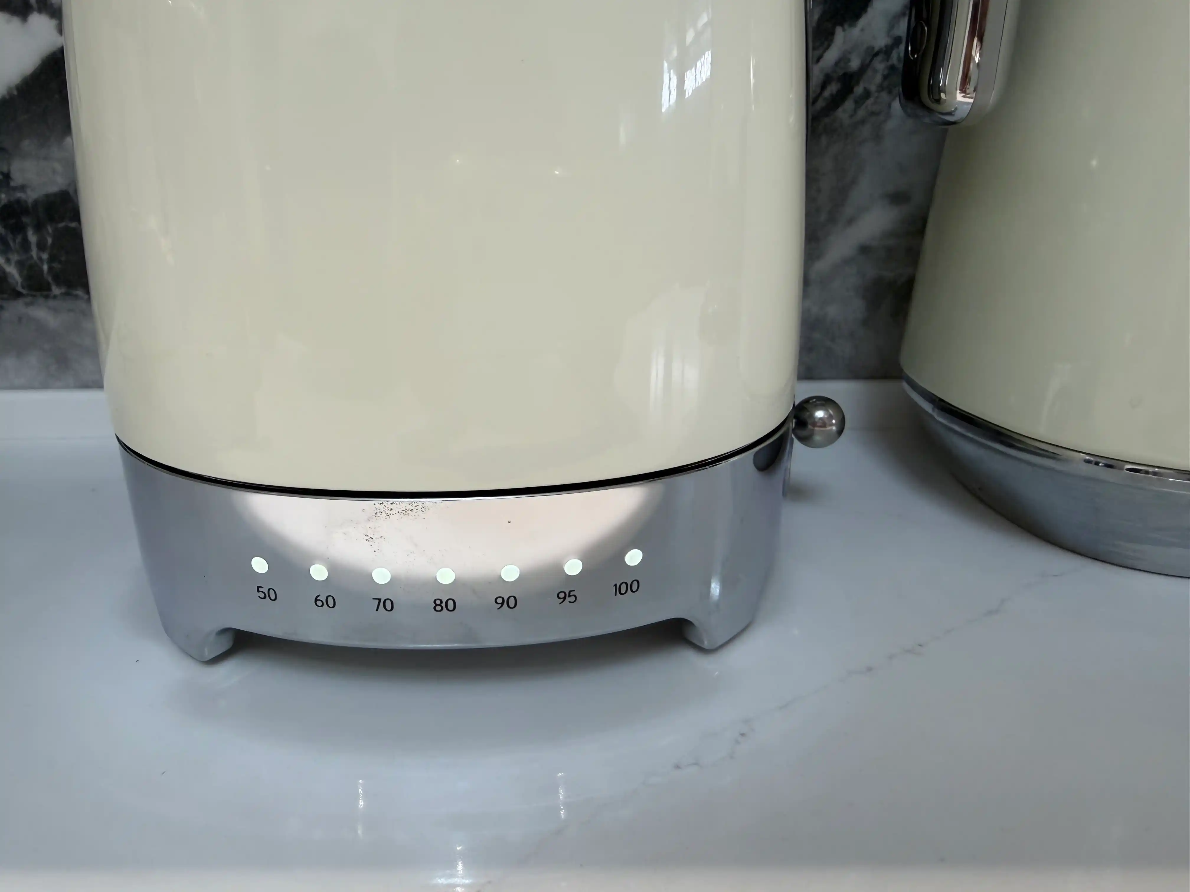SMEG elektr choynak 1.7L, 2400W, harorat sozlash 50–100°C
