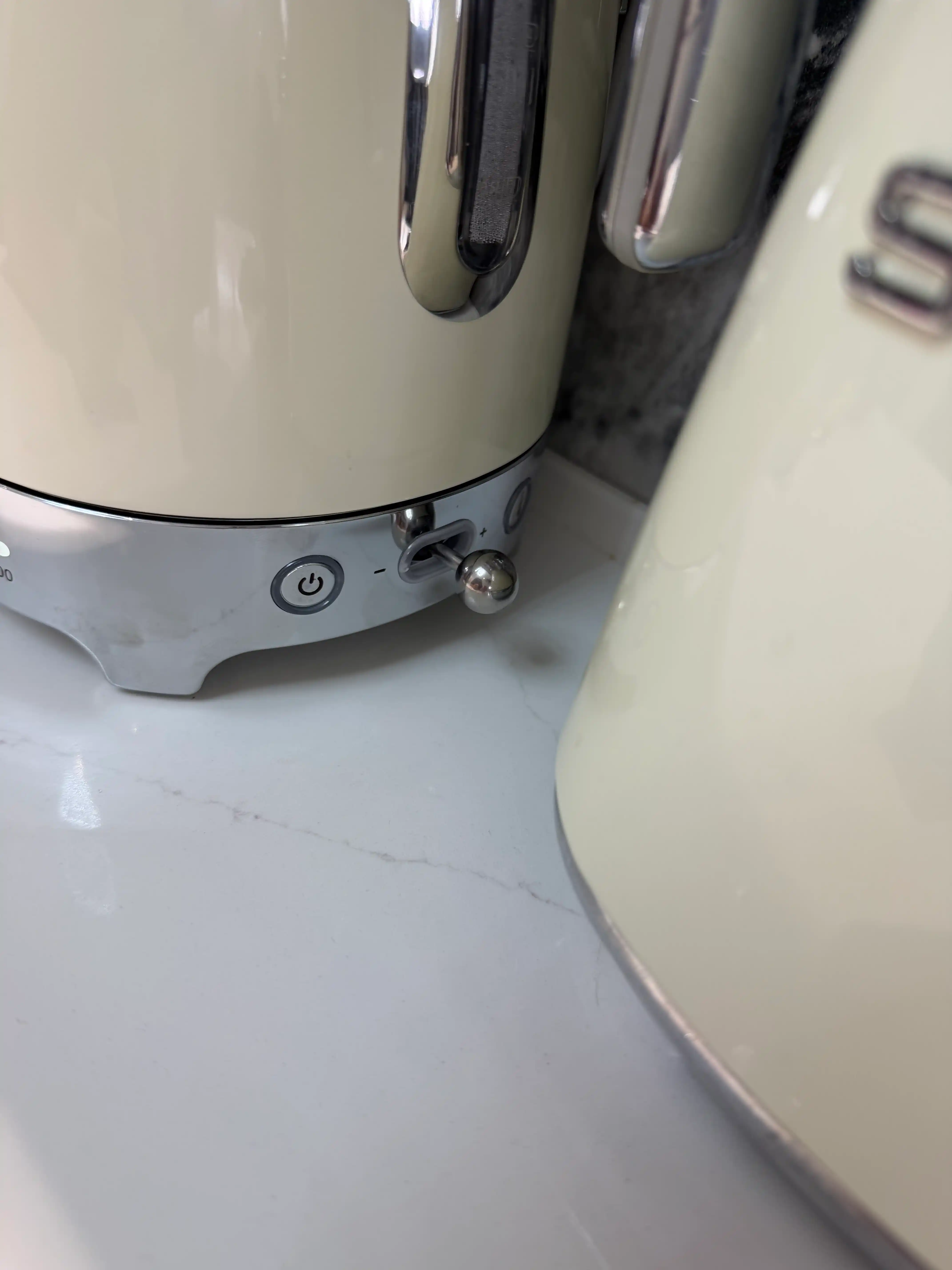 SMEG elektr choynak 1.7L, 2400W, harorat sozlash 50–100°C