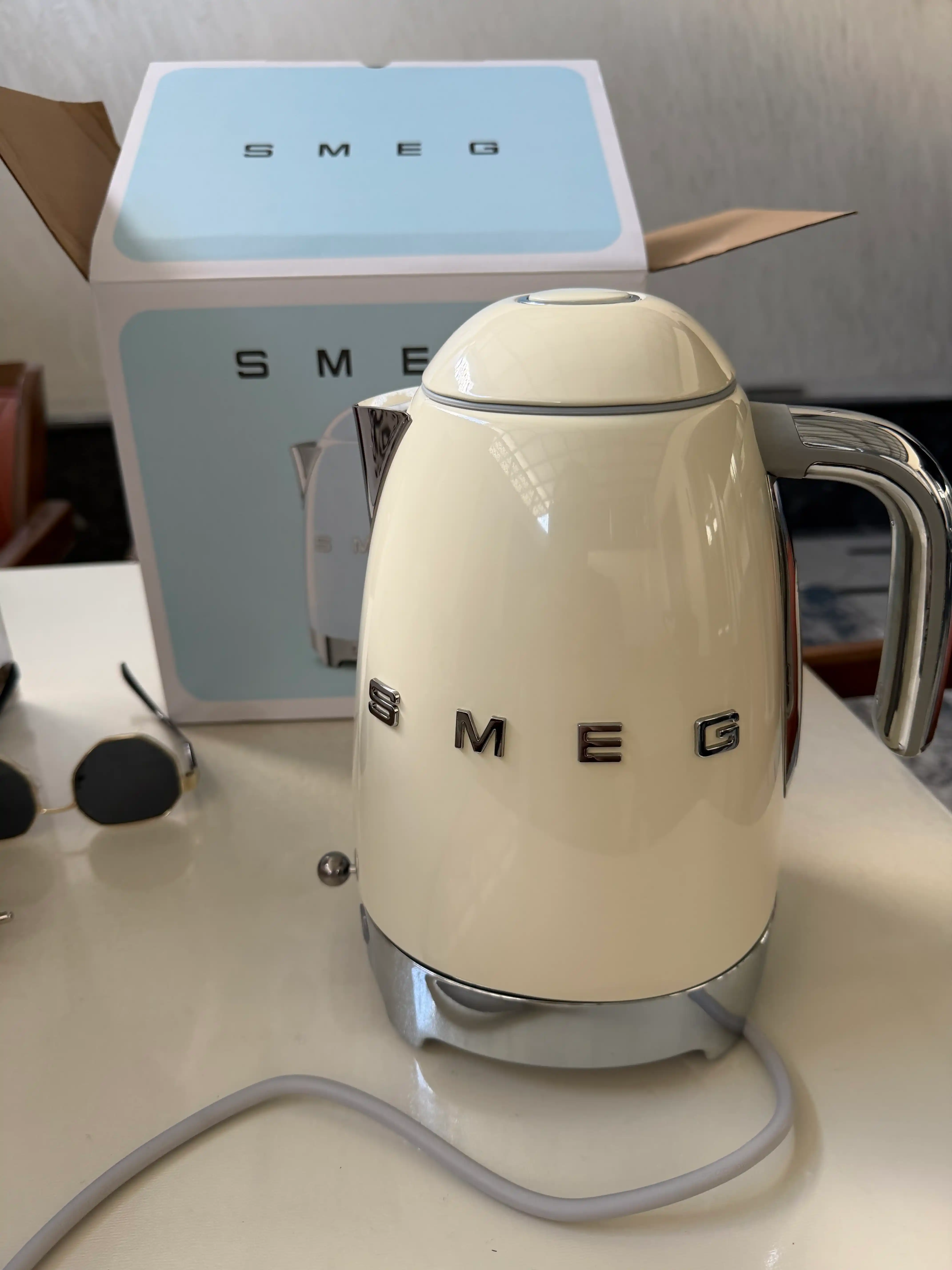 SMEG elektr choynak 1.7L, 2400W, harorat sozlash 50–100°C