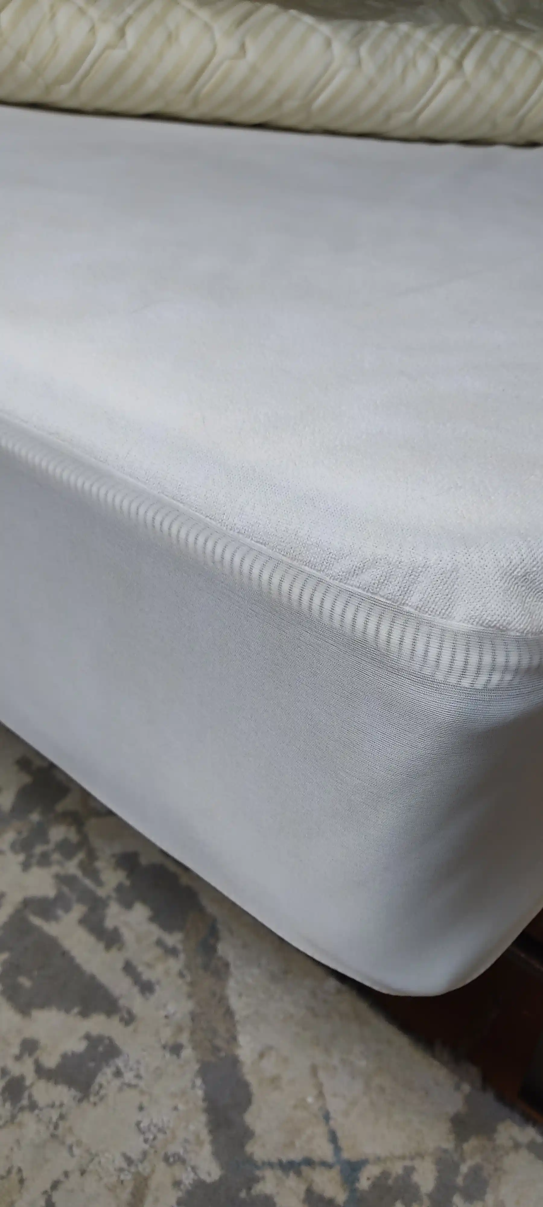 Nam o'tkazmaydigan matras g'ilofi, rezinkali va bortli, o'lchamlari: 160x200 va 180x200
