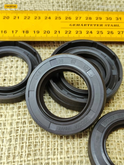 Salnik UKS, 38 mm val uchun, TG4 mustahkamlangan manjet, NBR