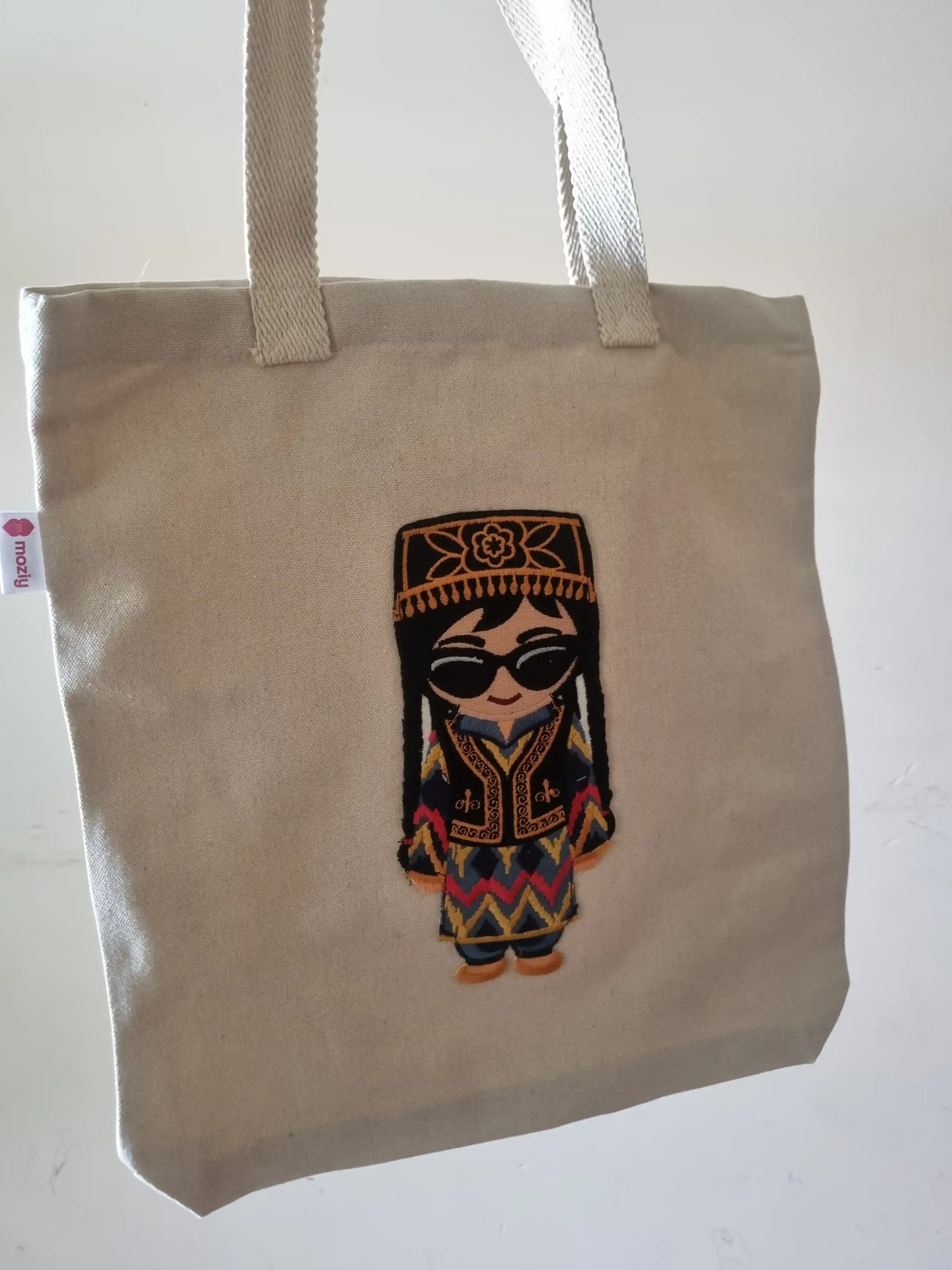 Ayollar sumkasi shopper, Moziy