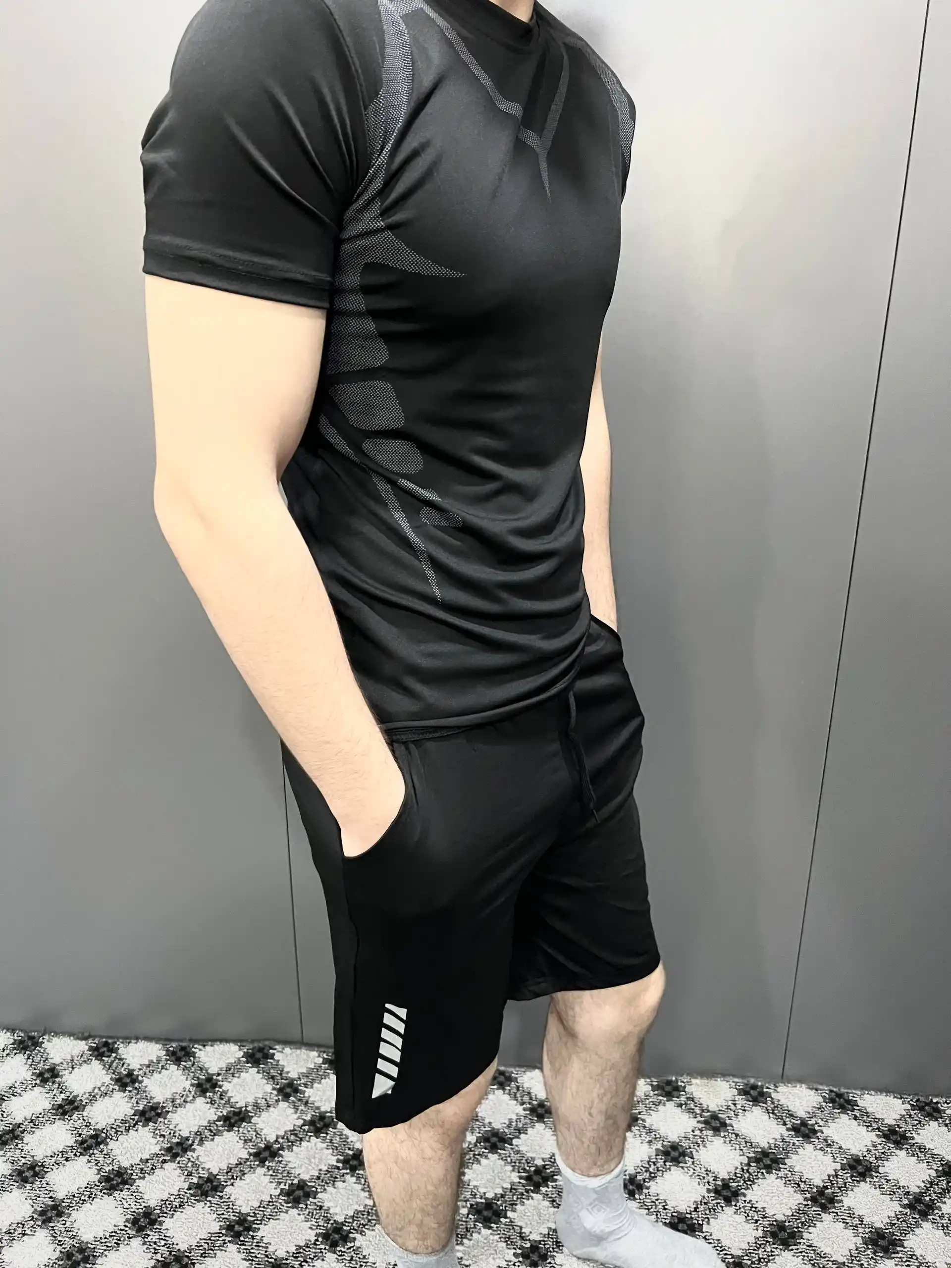 Erkaklar sport komplekti, futbolka va shortik, mashg‘ulotlar uchun nafas oluvchi sport kiyim