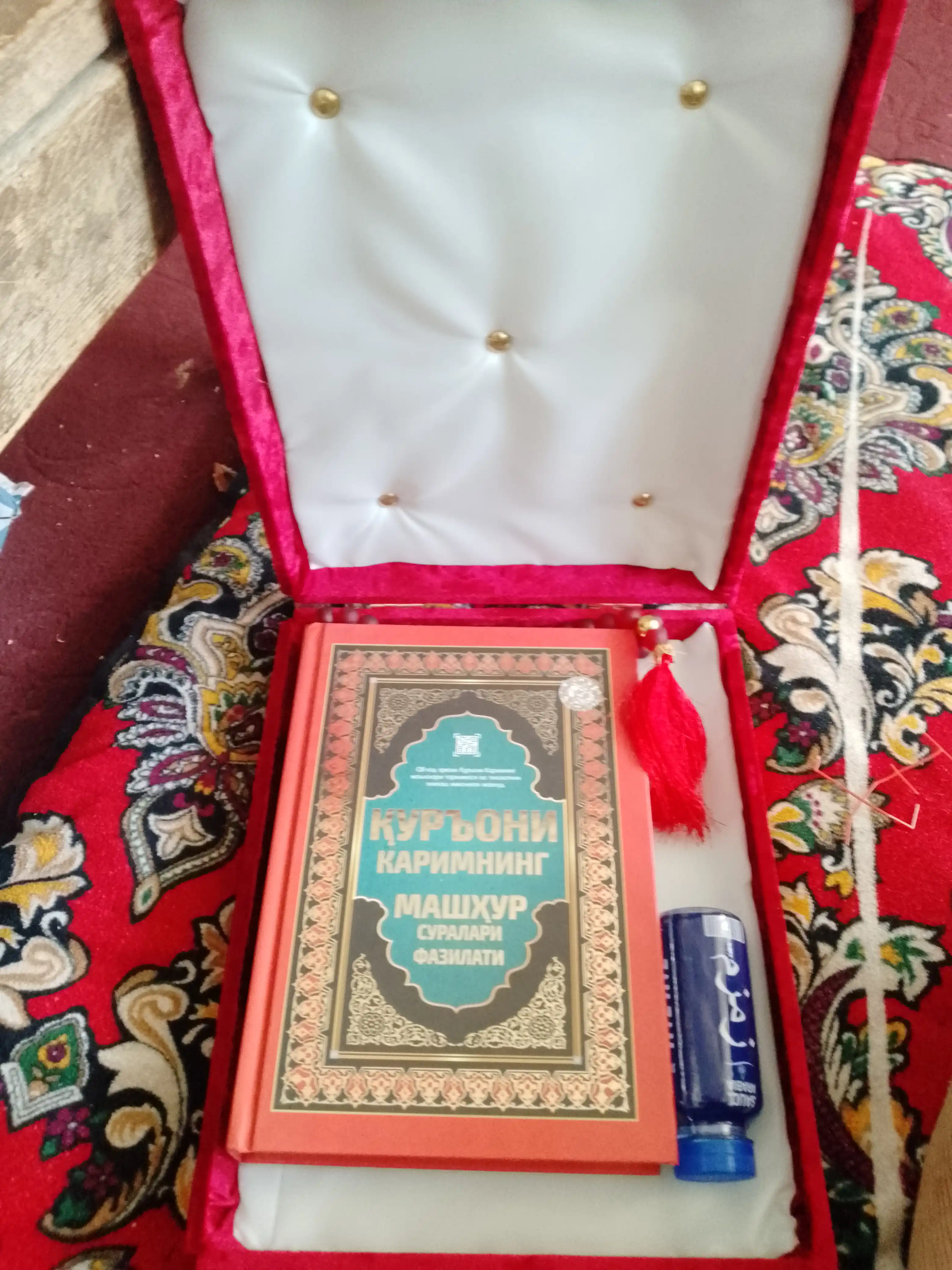 Религиозный набор мусульман для намаза: книга, тасбех, вода зам-зам, в подарочной упаковке