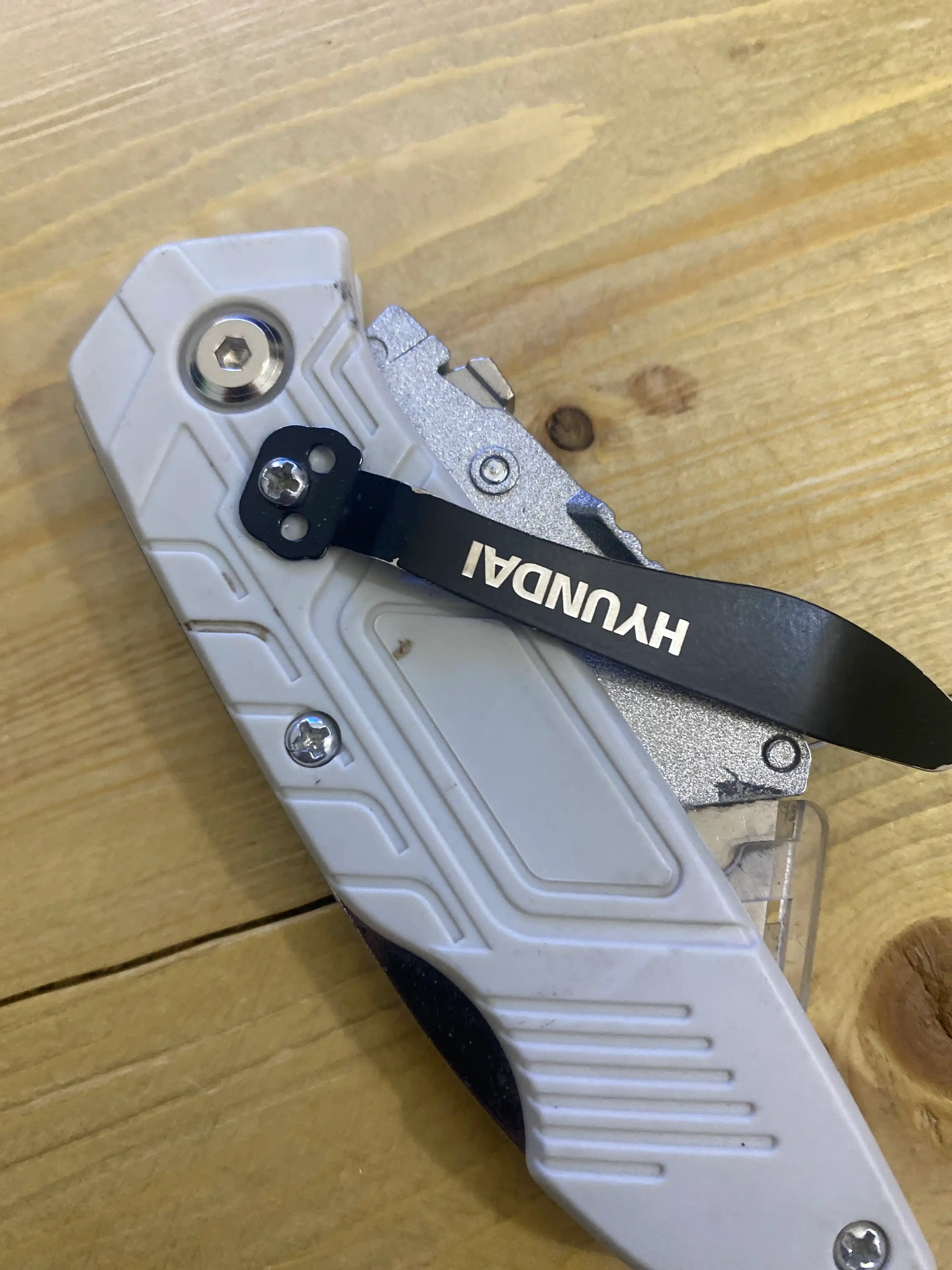 SK5 po‘latdan yasalgan kanselyariya pichog‘i HYUNDAI