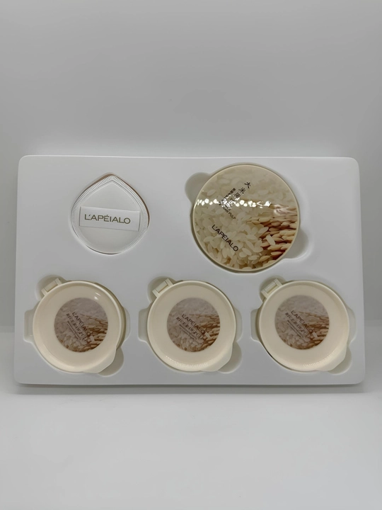 Kushon to‘plami: kremli asosiy kushon (15 g), uchta almashtiriladigan blok (3 x 15 g), 2 turdagi surtish uchun gubka