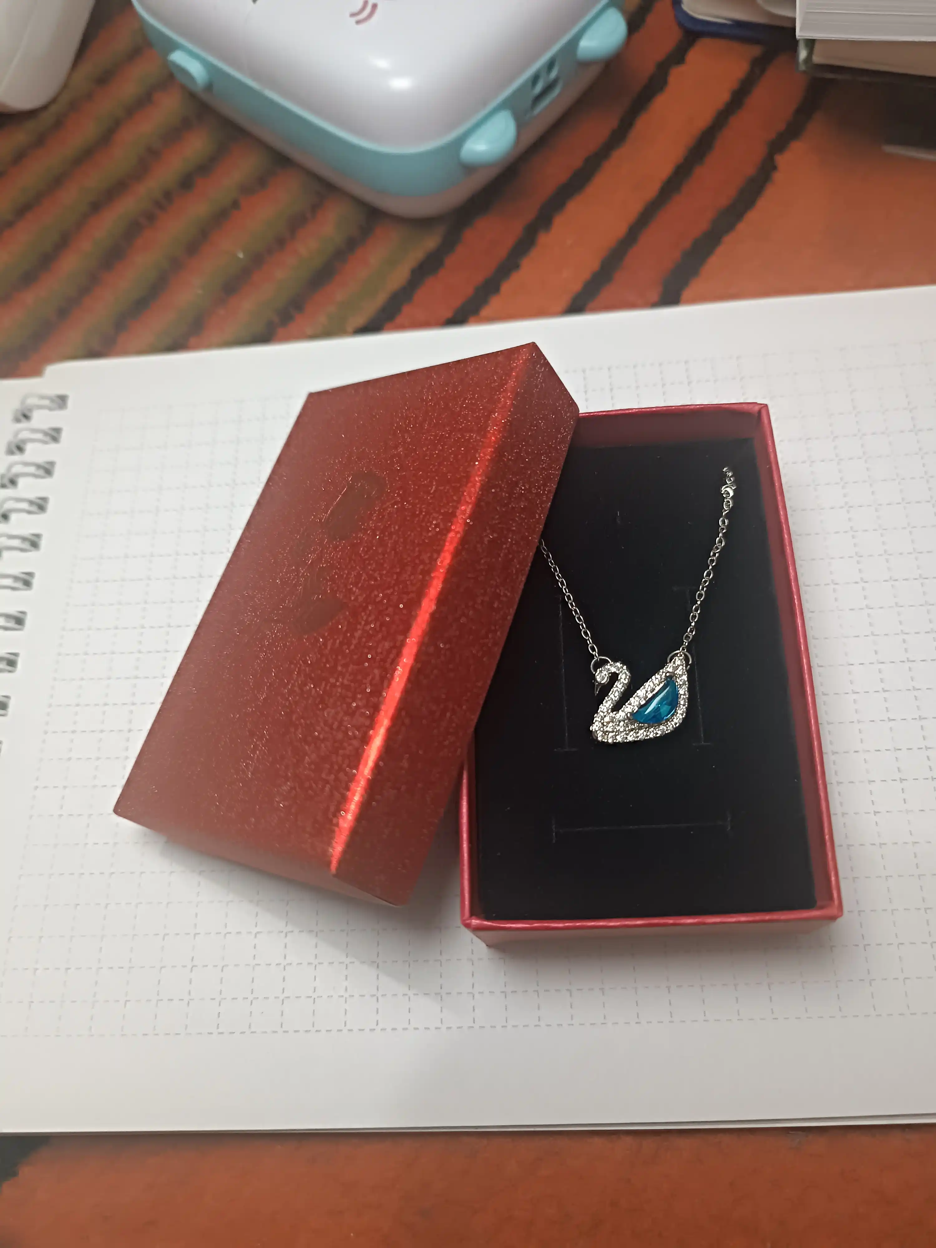 Ayollar va qizlar uchun taqinchoq, oqqush shakli, sovg'a qutisida, SWAROVSKI