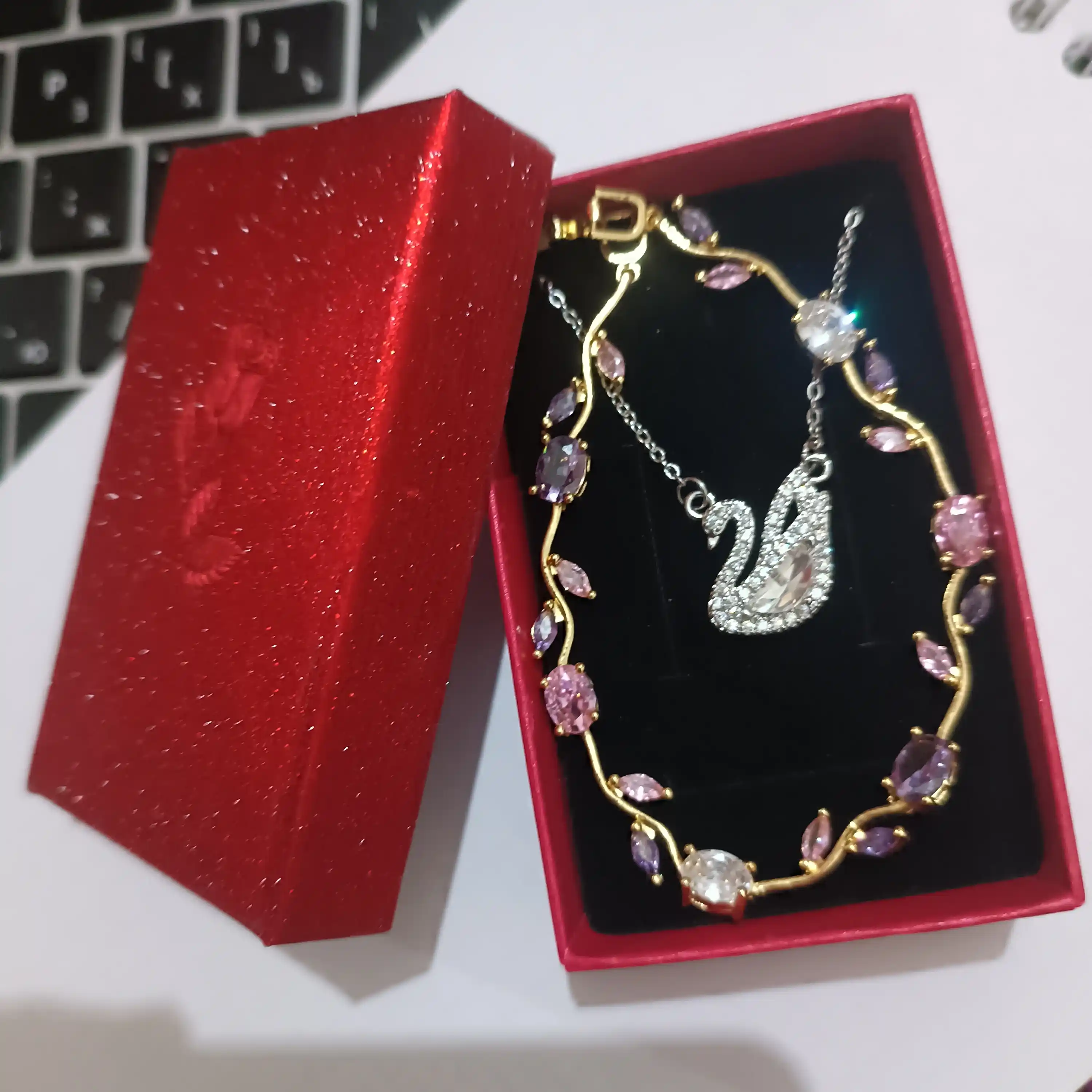 Ayollar va qizlar uchun taqinchoq, oqqush shakli, sovg'a qutisida, SWAROVSKI