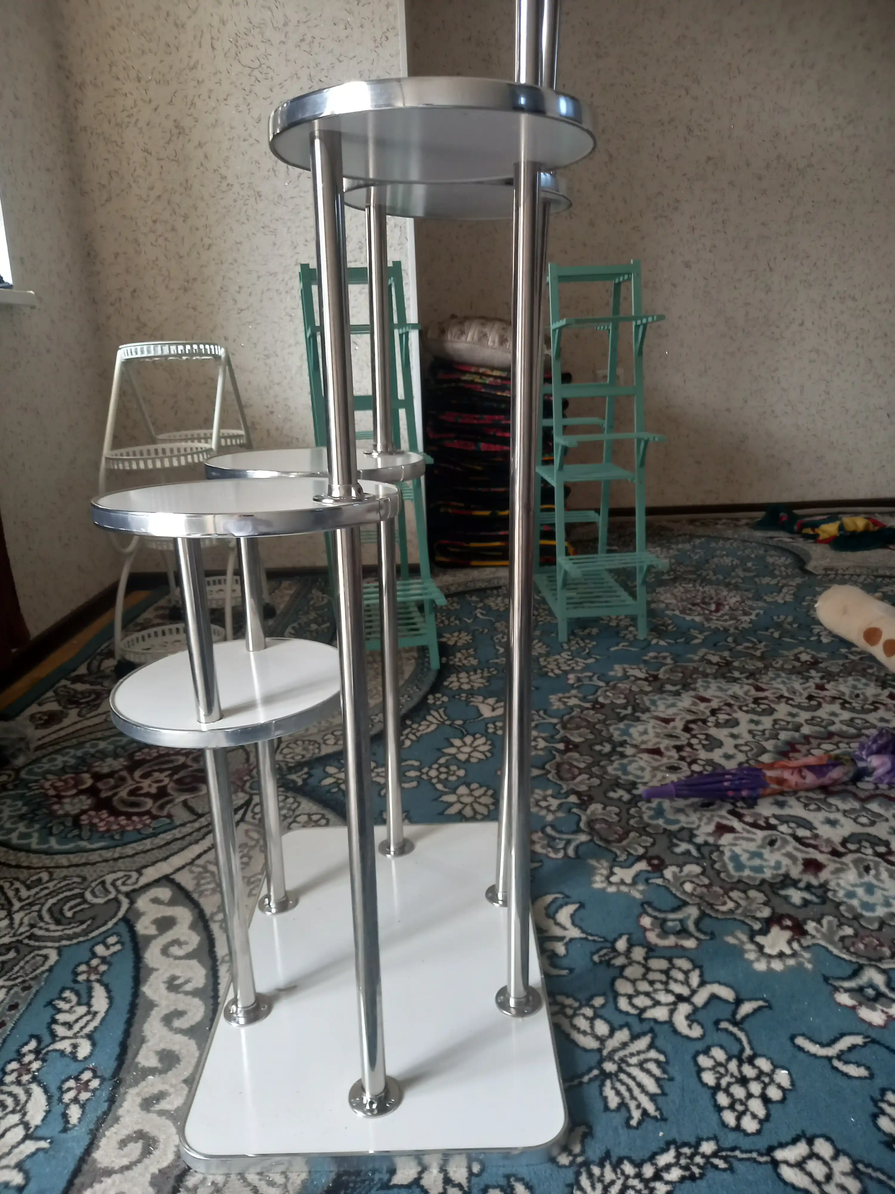 Ko'p qavatli gul uchun podstavka, g'ildirakli gul podstavka