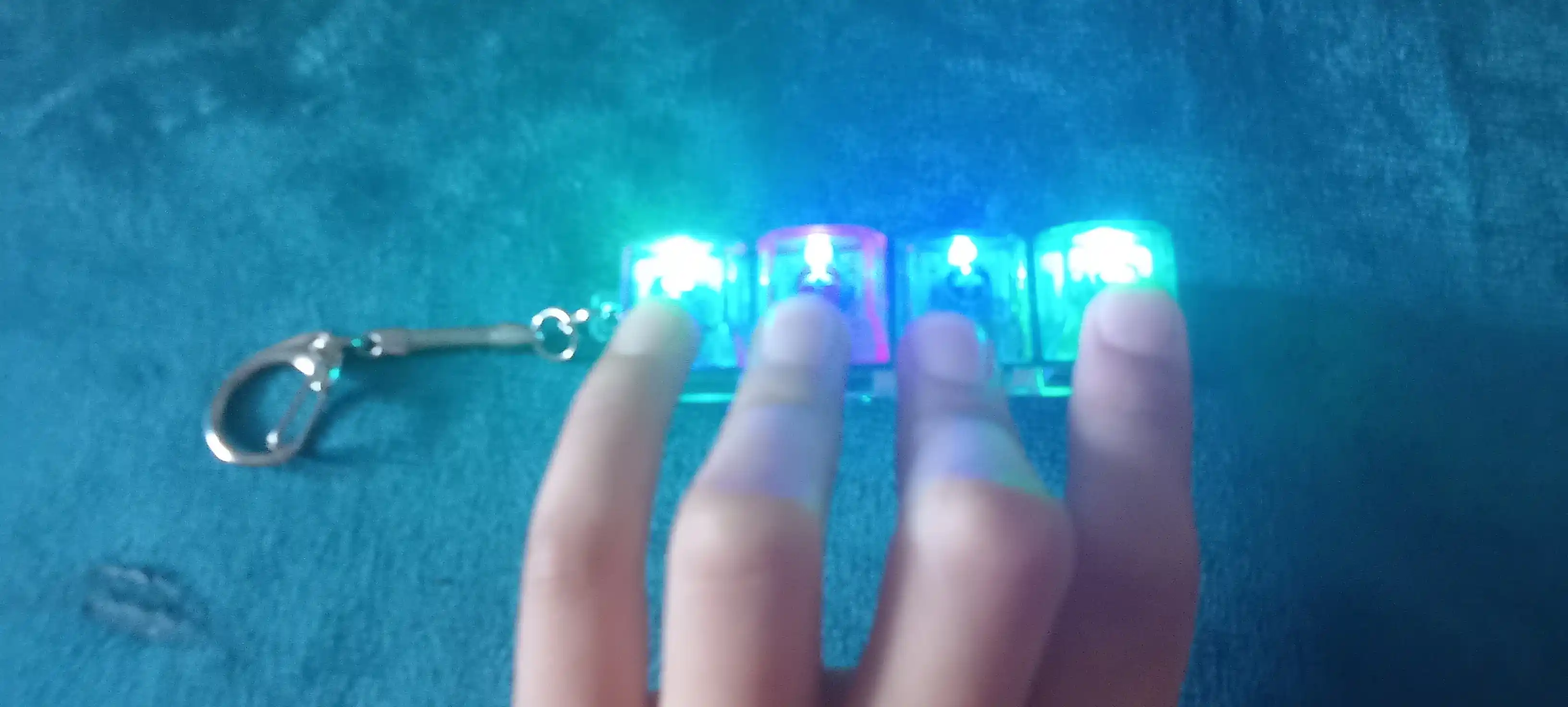 Stressga qarshi tugmalar, mini-keyboard switch brelok, 4 ta tugma, klik o‘yinchoq