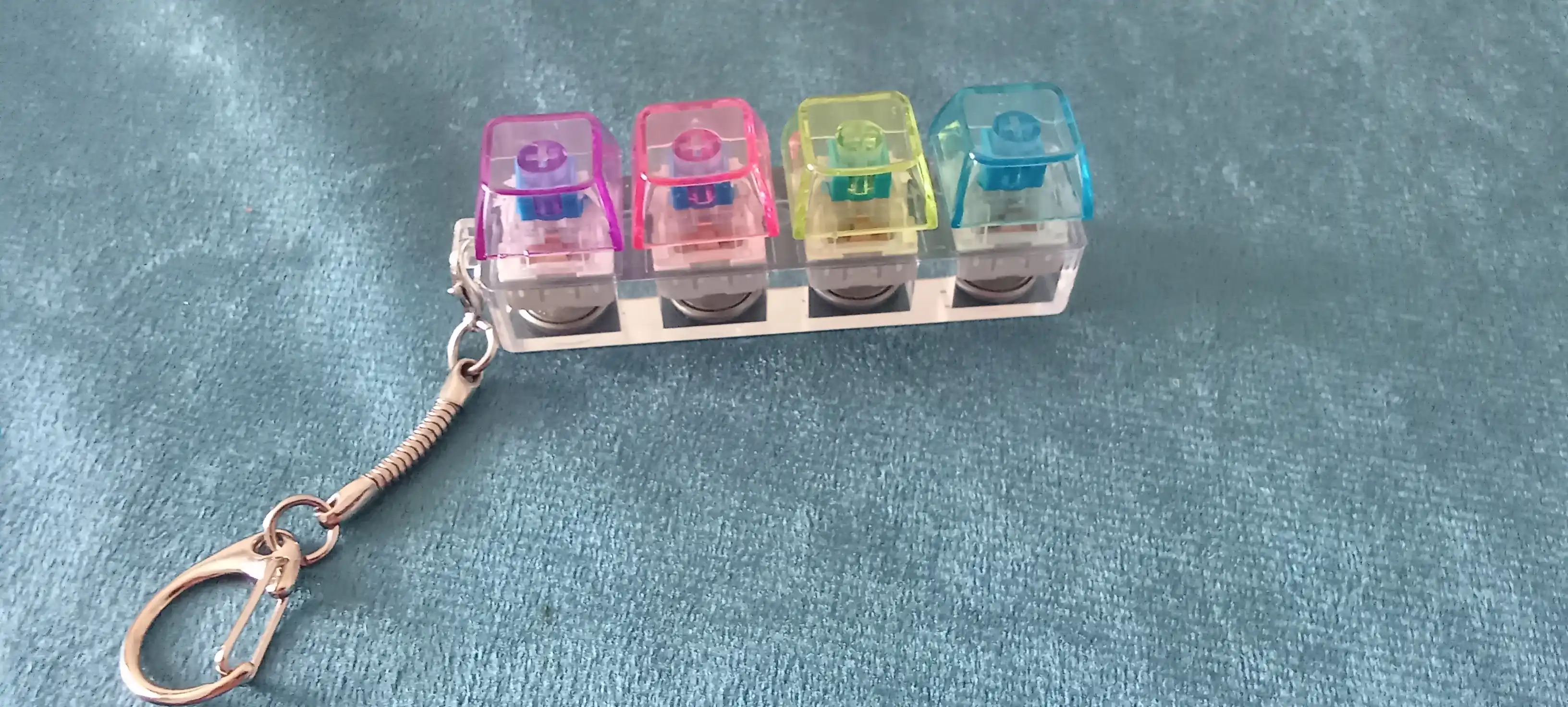 Stressga qarshi tugmalar, mini-keyboard switch brelok, 4 ta tugma, klik o‘yinchoq