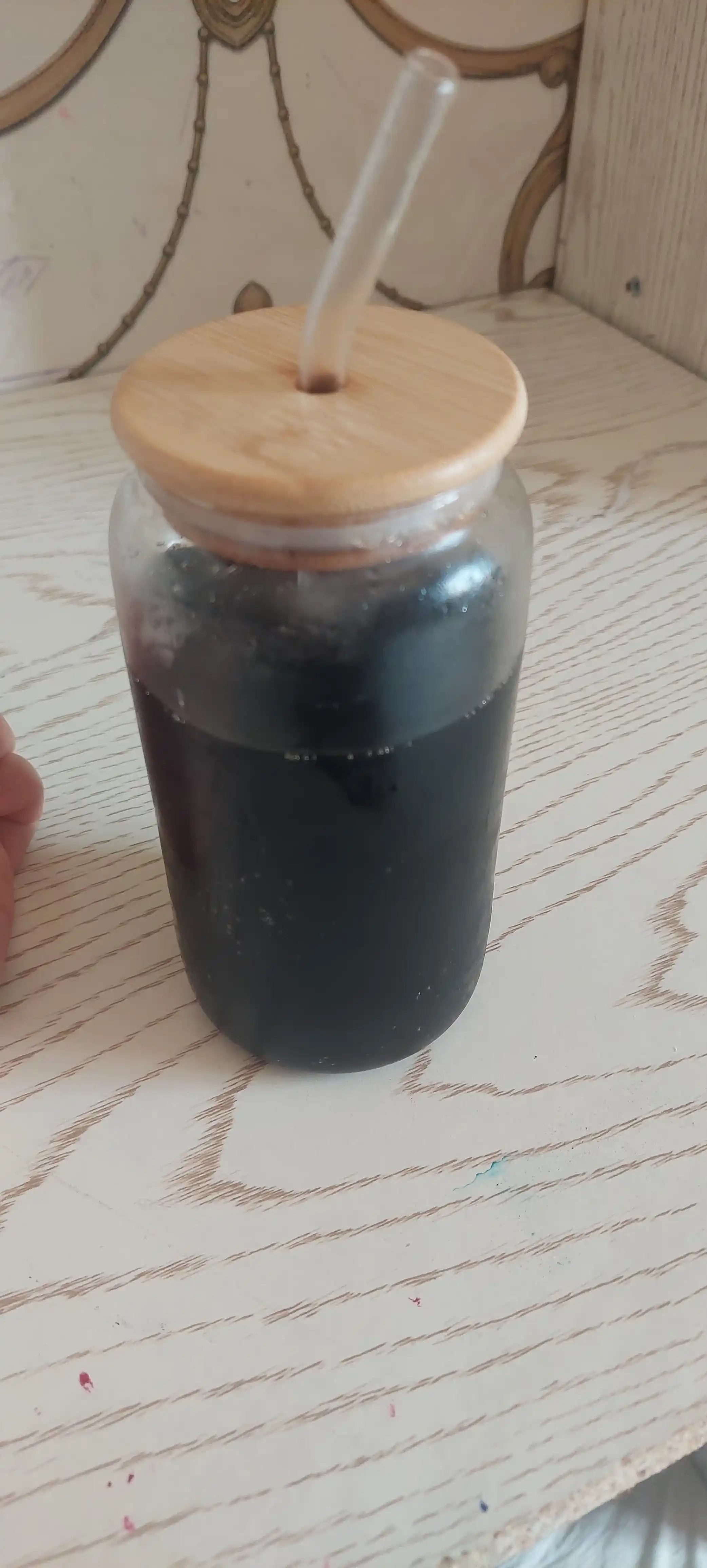 Стеклянный стакан с трубочкой