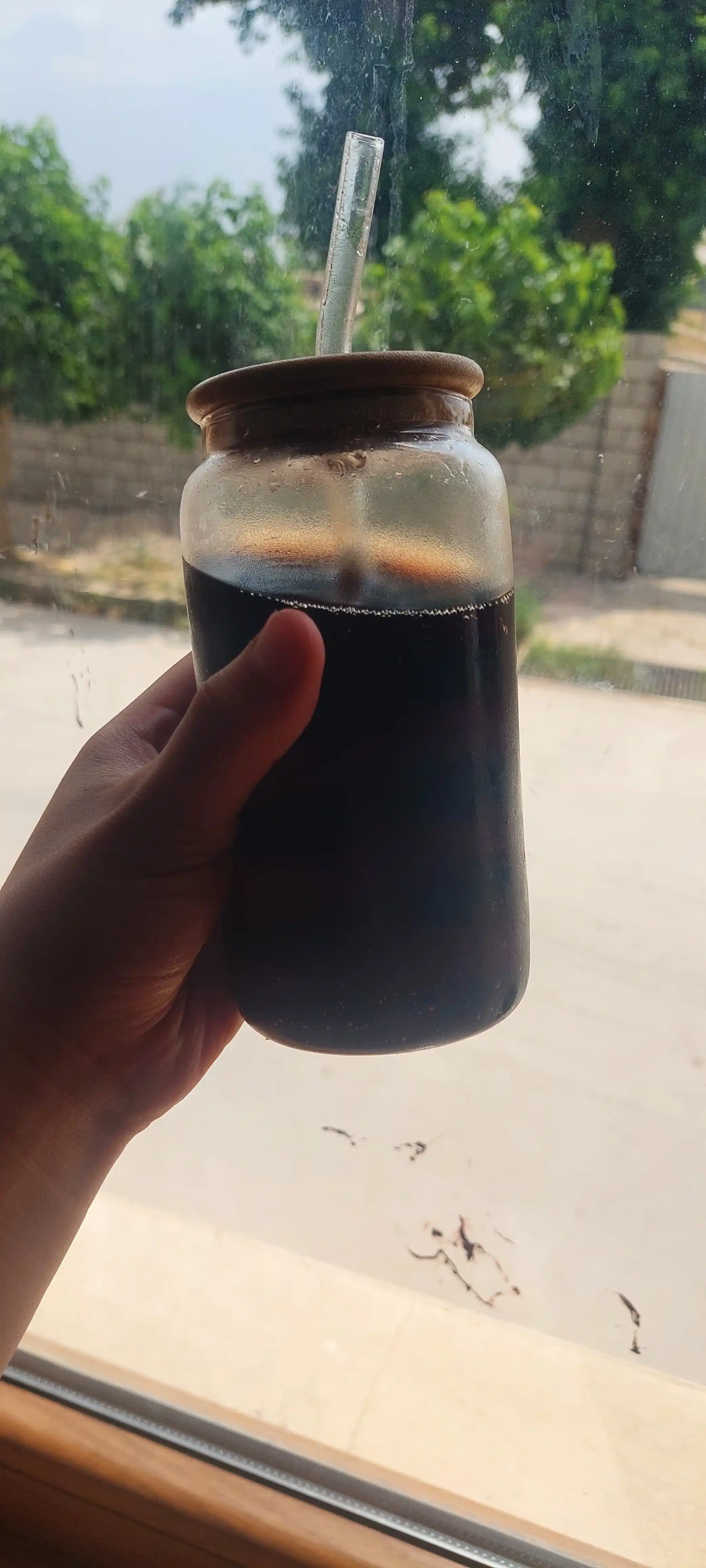 Стеклянный стакан с трубочкой