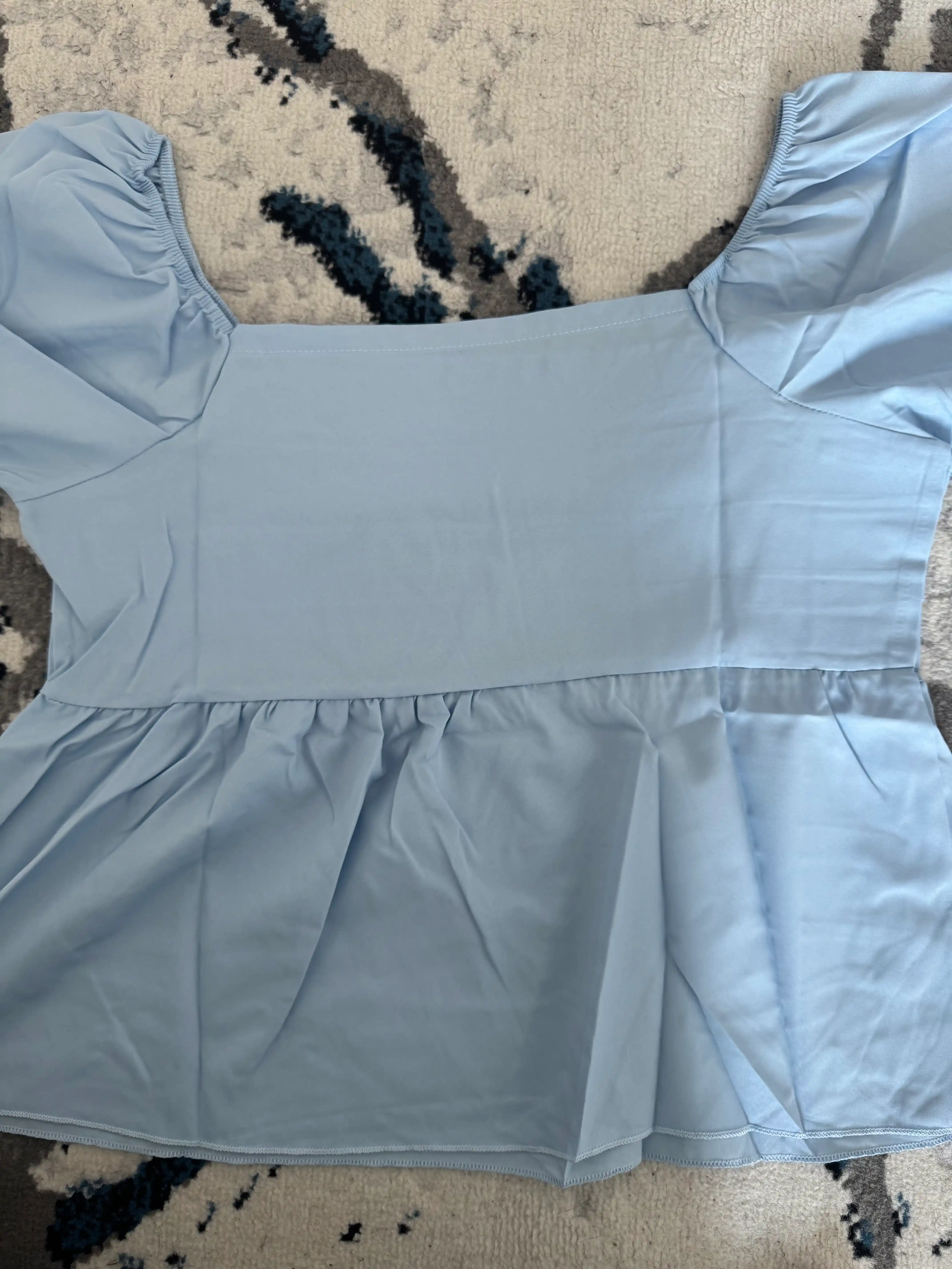 Ayollar uchun yozgi bluzka, kvadrat yoqali, qisqa yengli, keng fason