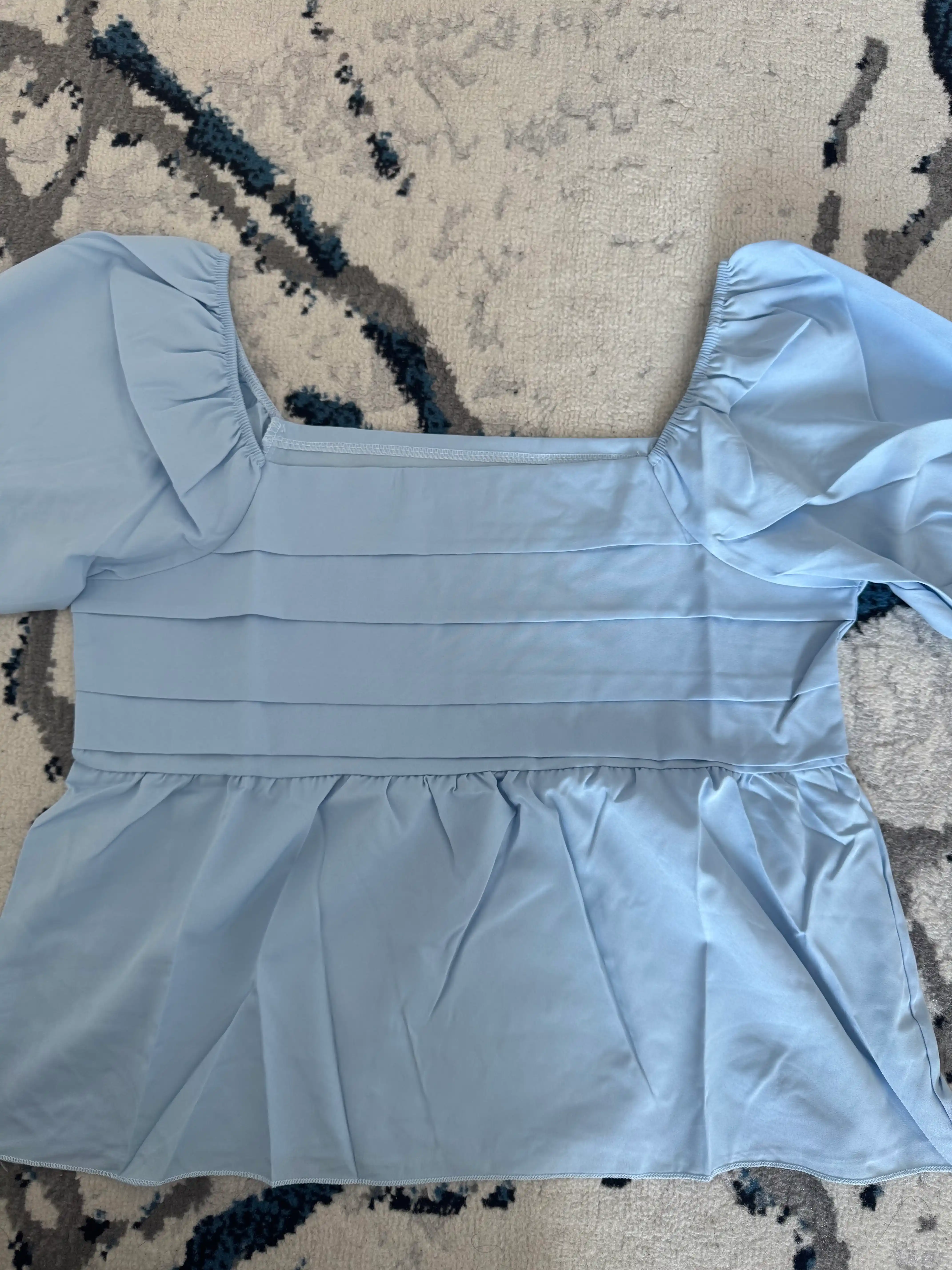 Ayollar uchun yozgi bluzka, kvadrat yoqali, qisqa yengli, keng fason
