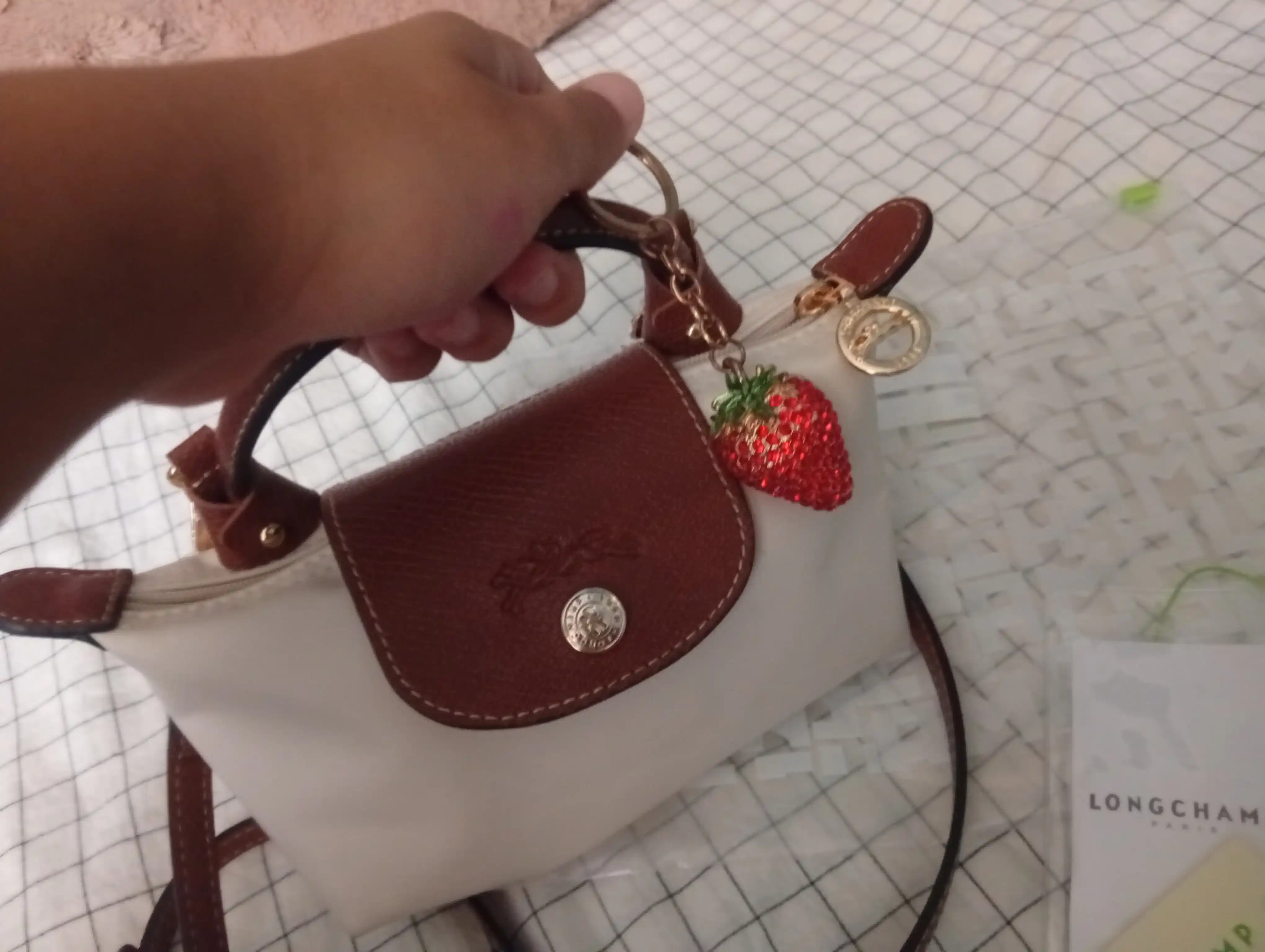 Ayollar sumkasi, mini Longchamp Le Pliage uslubida, yelkadan o‘tkazilgan ixcham