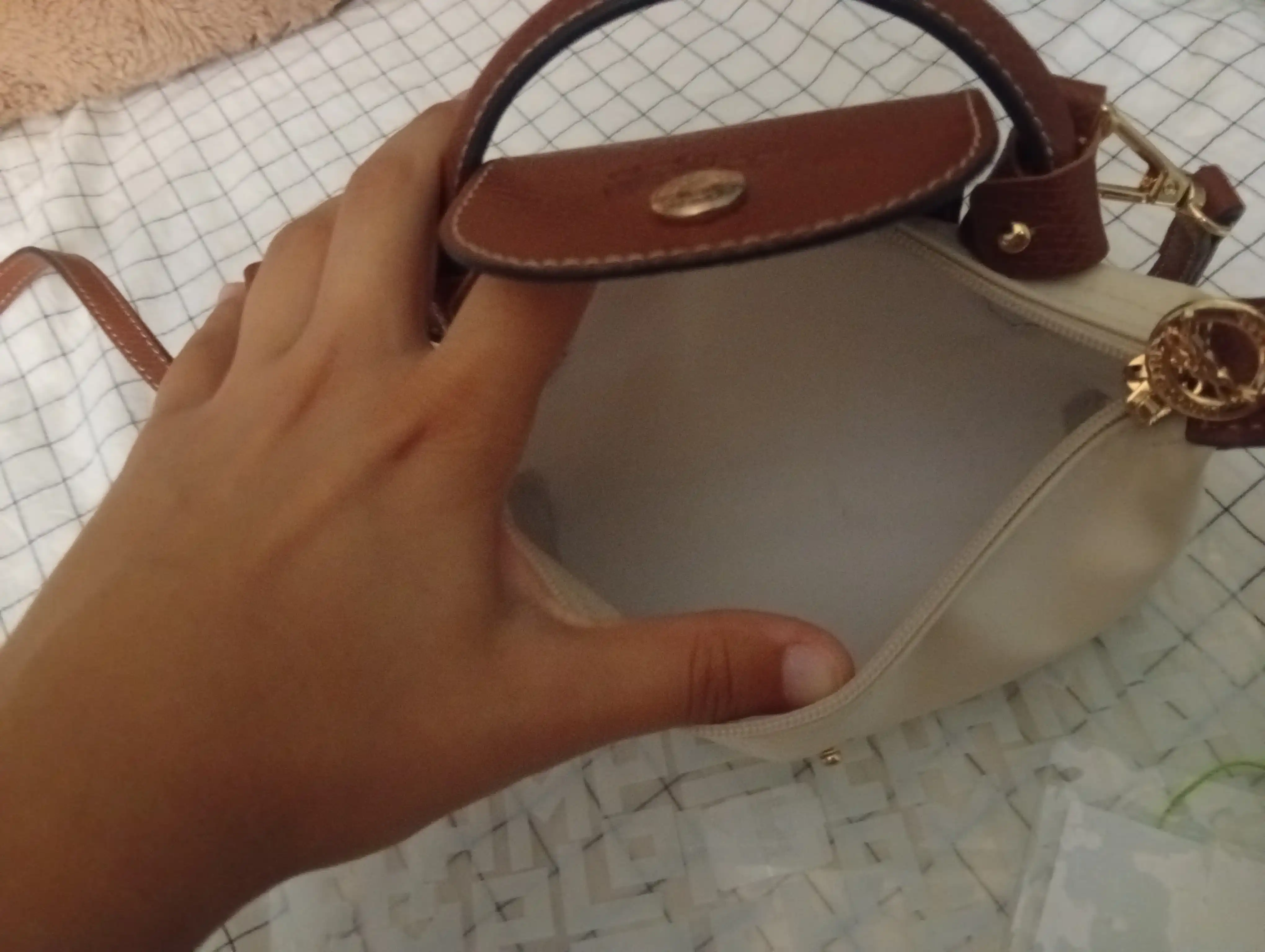 Ayollar sumkasi, mini Longchamp Le Pliage uslubida, yelkadan o‘tkazilgan ixcham