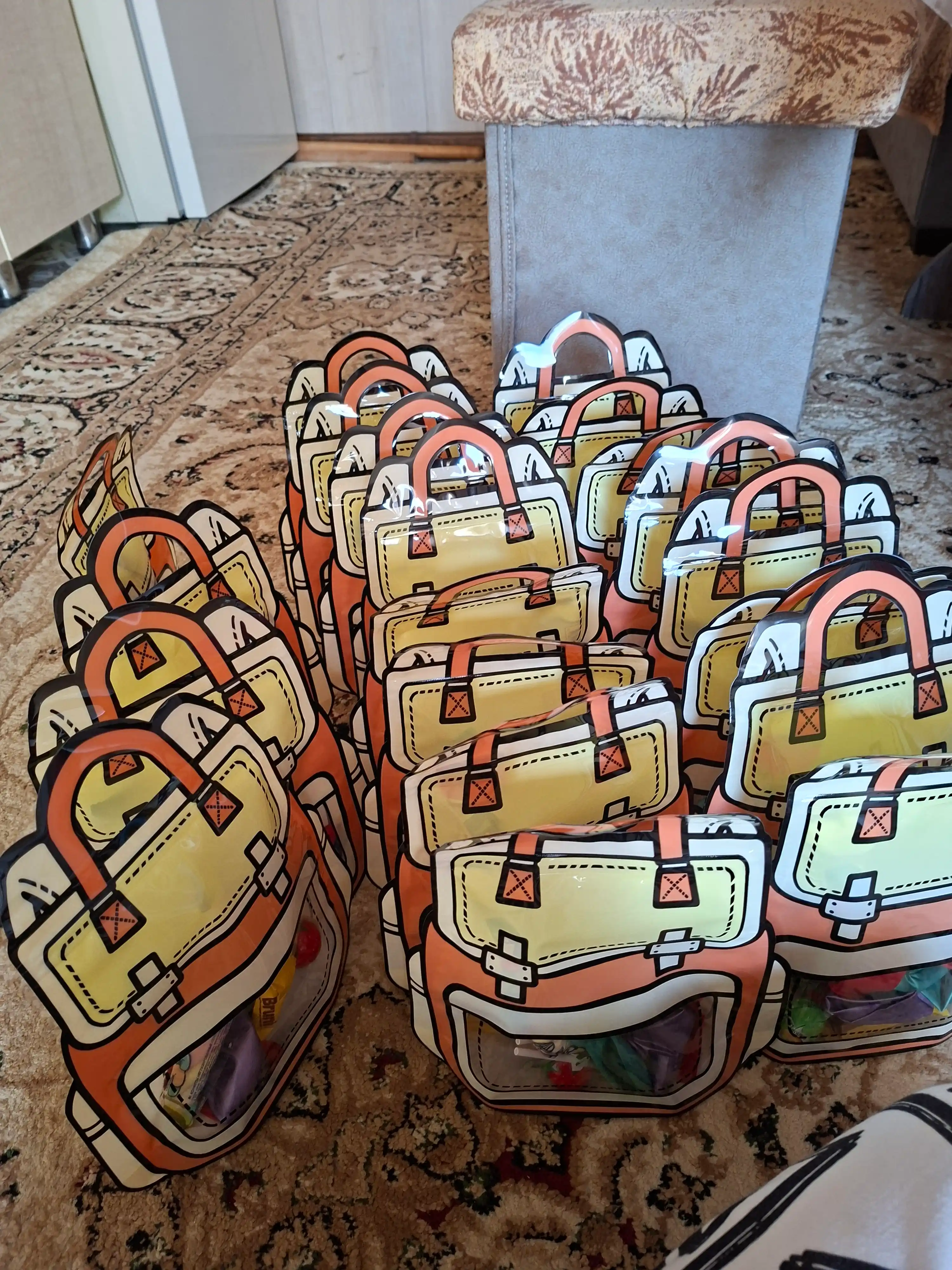 Maktab va bog‘cha uchun sovg‘a paketlari — shirinlik va pechenyelar uchun paket. 28x24sm