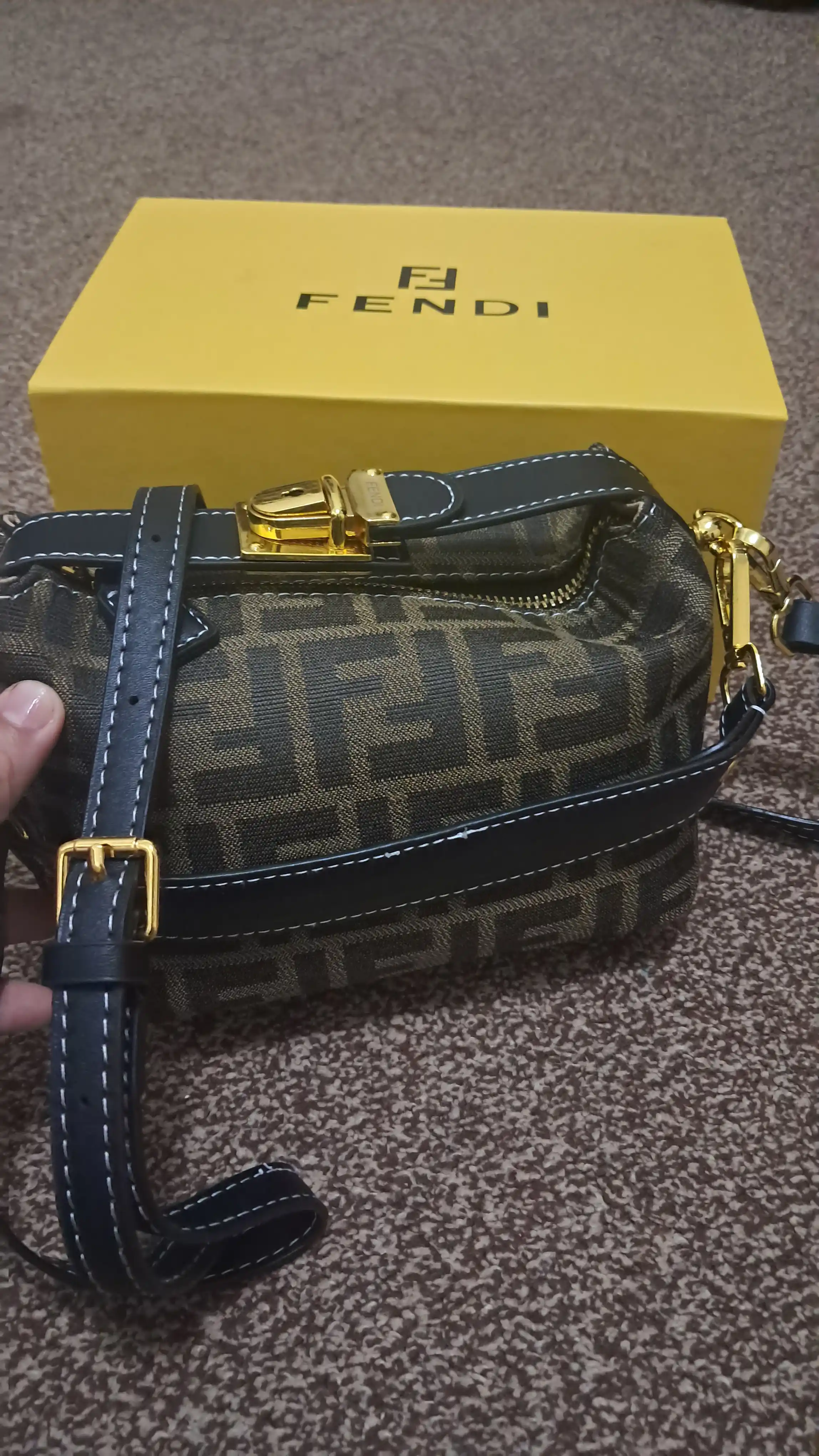 Ayollar sumkasi - FENDI ROMA modeli, yelka orqali, + sovg‘a qutisi, hujjatlar uchun