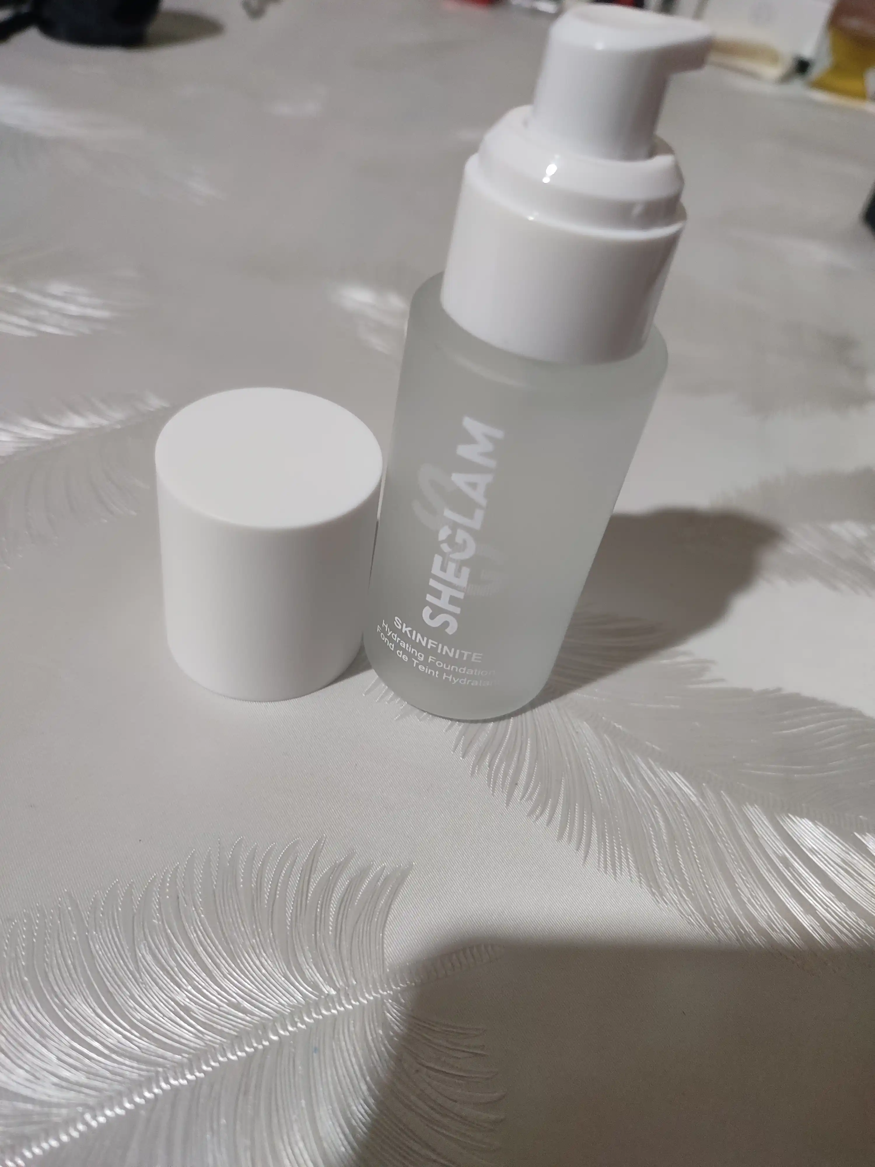 База под макияж Sheglam, Увлажняющий тональный крем SKINFINITE для лица 40 мл