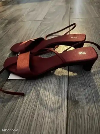 Bosonojkalar, ayollar uchun ZARA yozgi sandallari