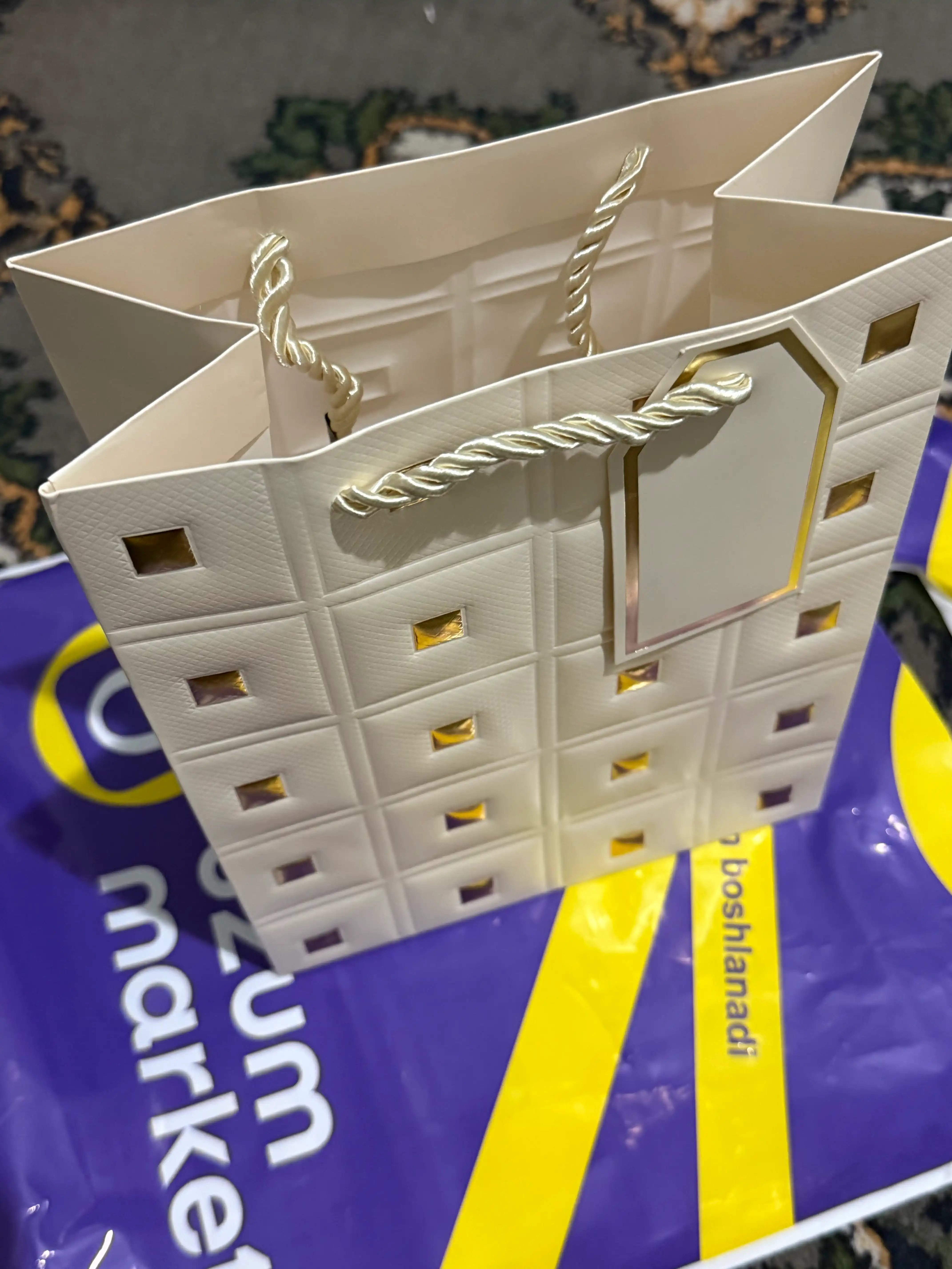 Sovg‘a sumkasi – sovg‘a uchun bezakli paket, turli rang va o‘lcham