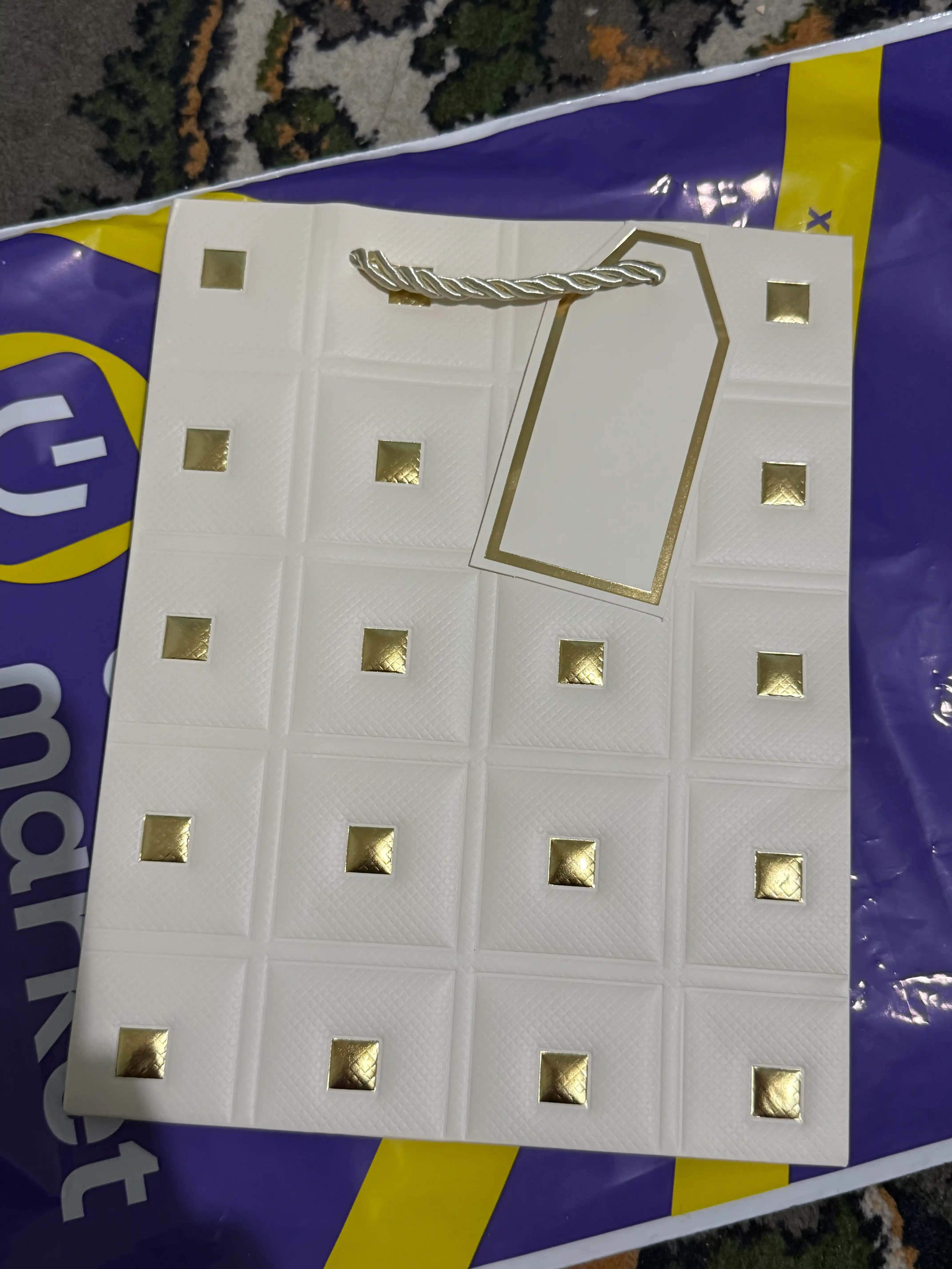 Sovg‘a sumkasi – sovg‘a uchun bezakli paket, turli rang va o‘lcham