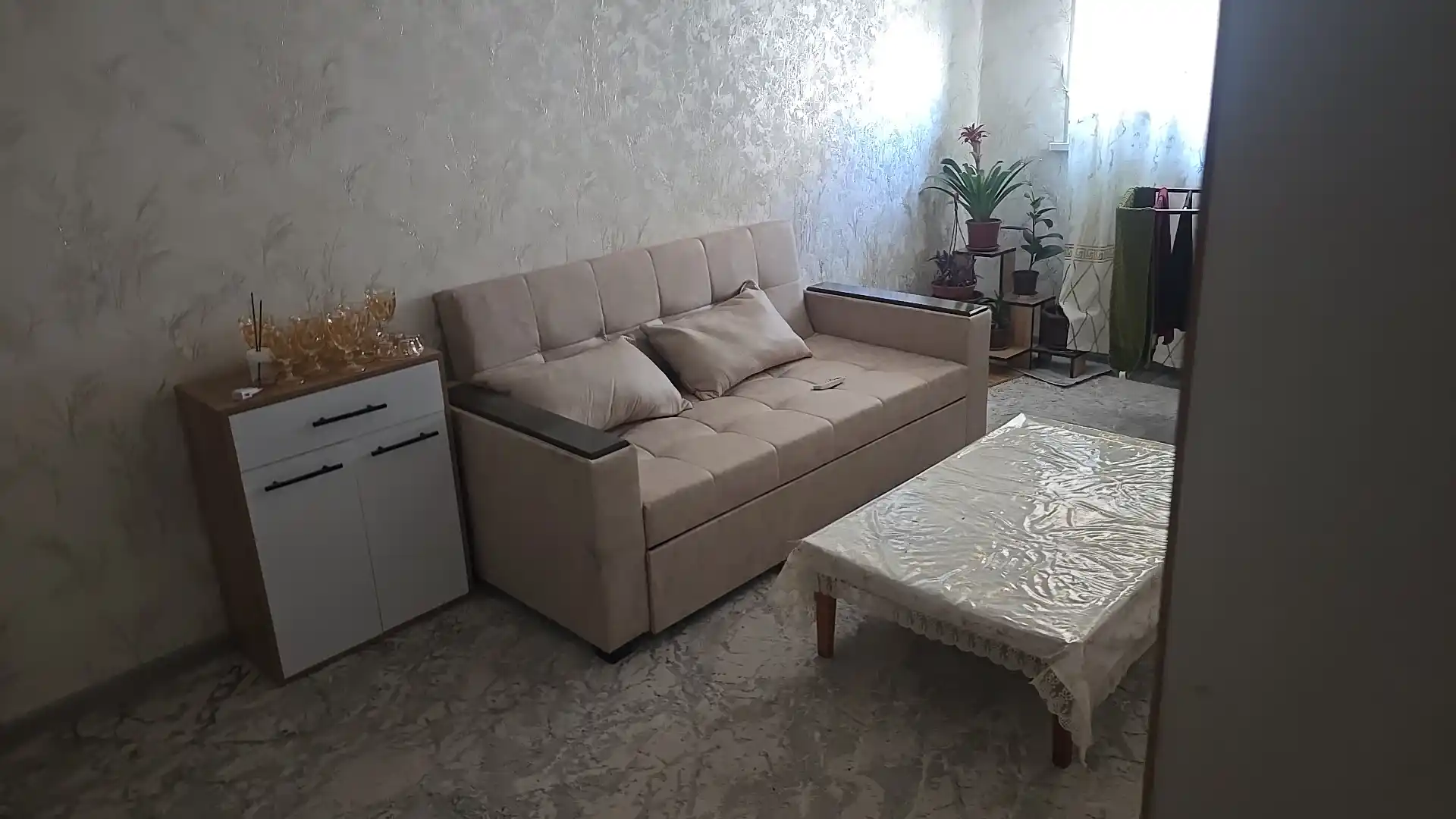 "Yevroknishka" tortiladigan divan-karavot