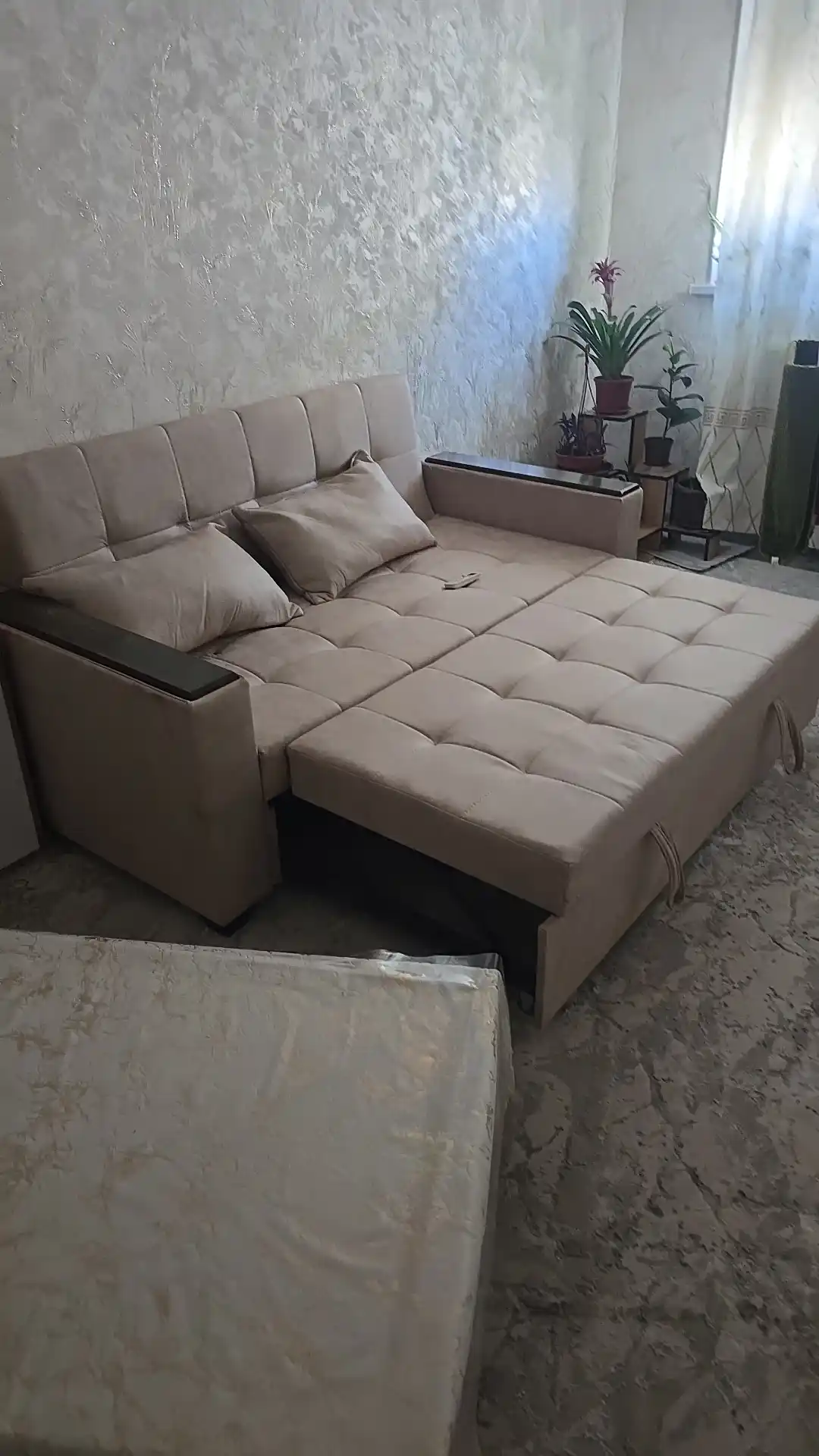 "Yevroknishka" tortiladigan divan-karavot