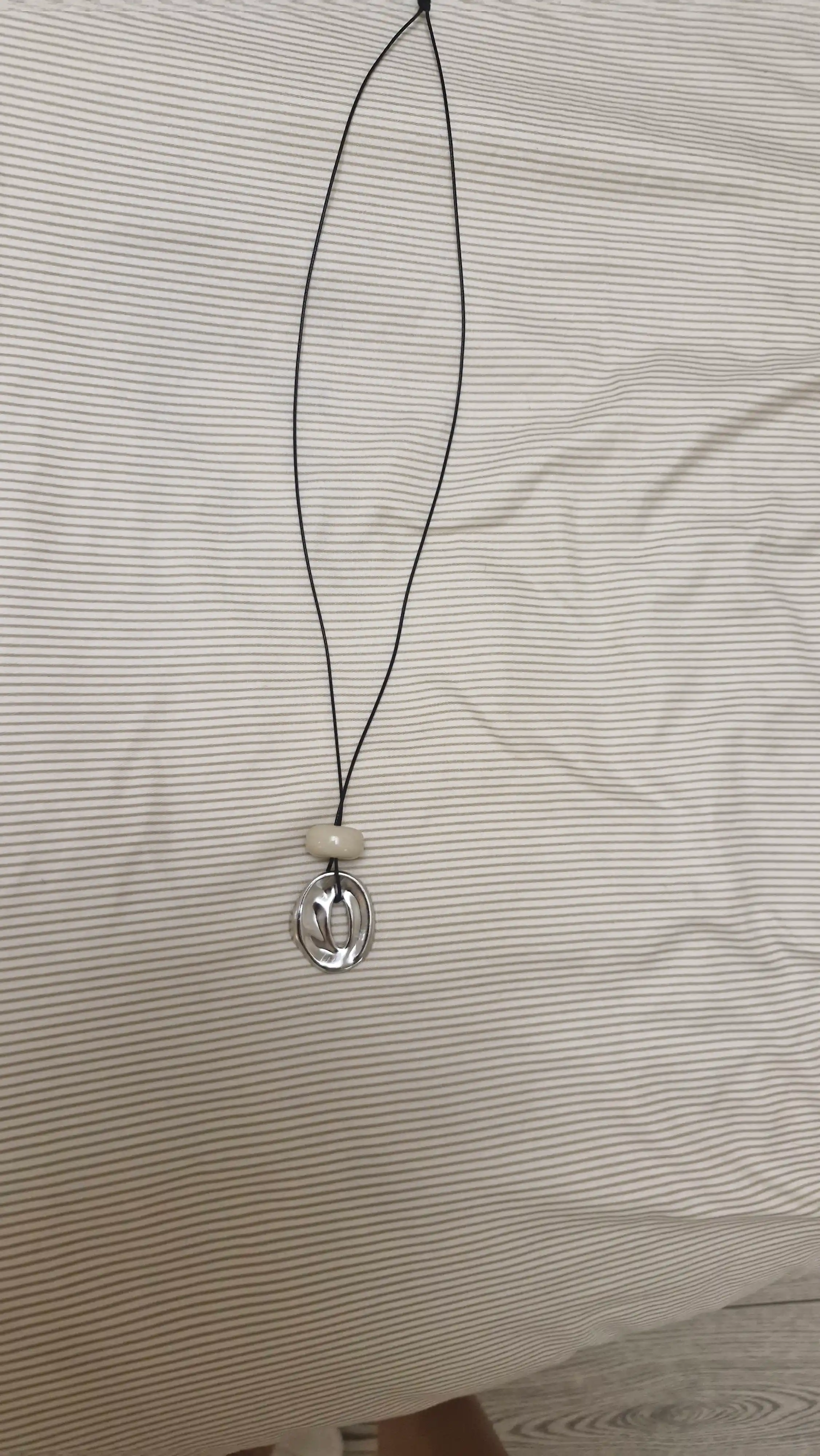 Minimalistik ayollar uchun charm bog‘ichli kulonli uzun marjon zamonaviy moda aksessuari