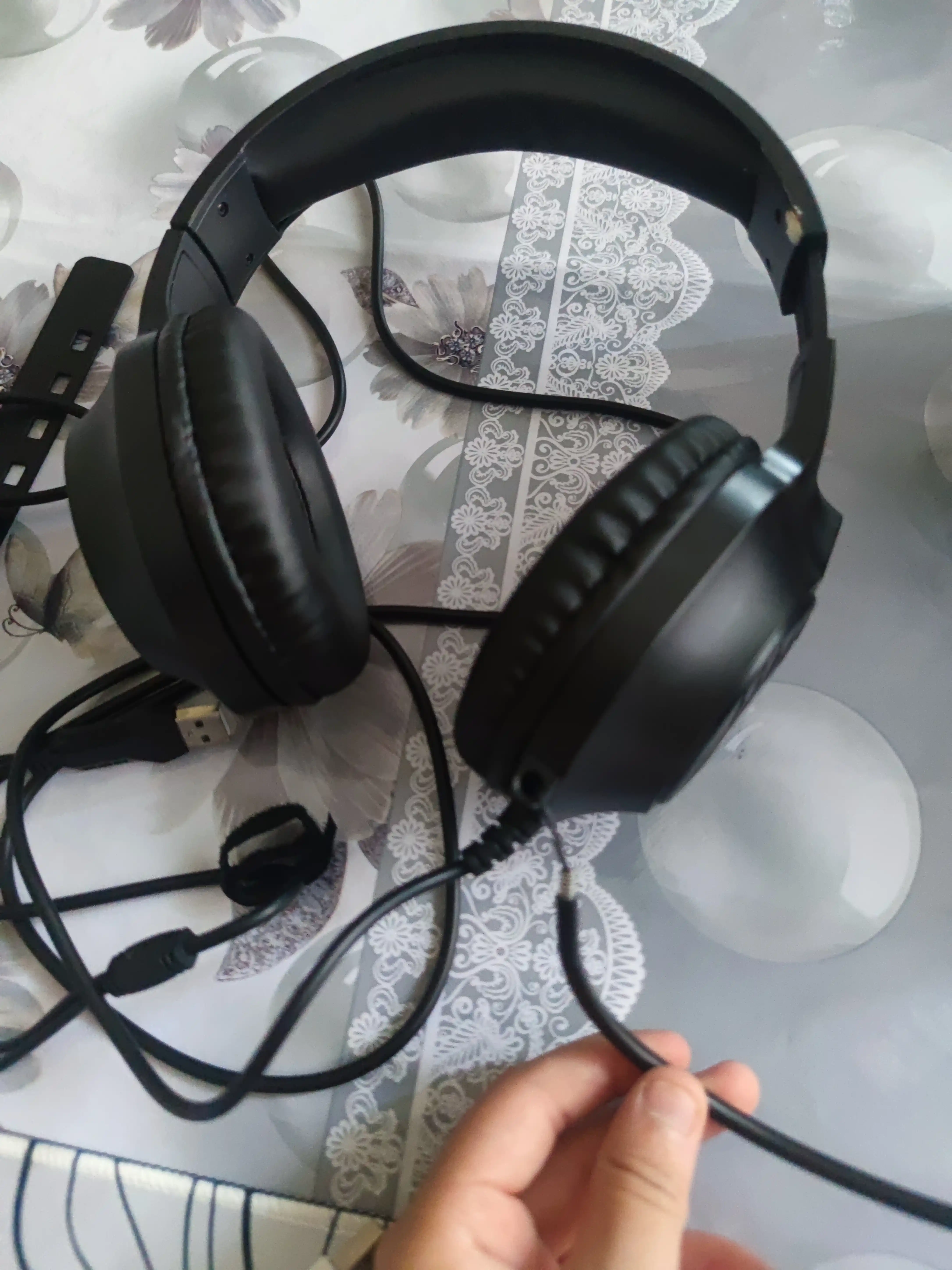 O'yin uchun quloqchinlar, mikrofon va RGB yoritgichli