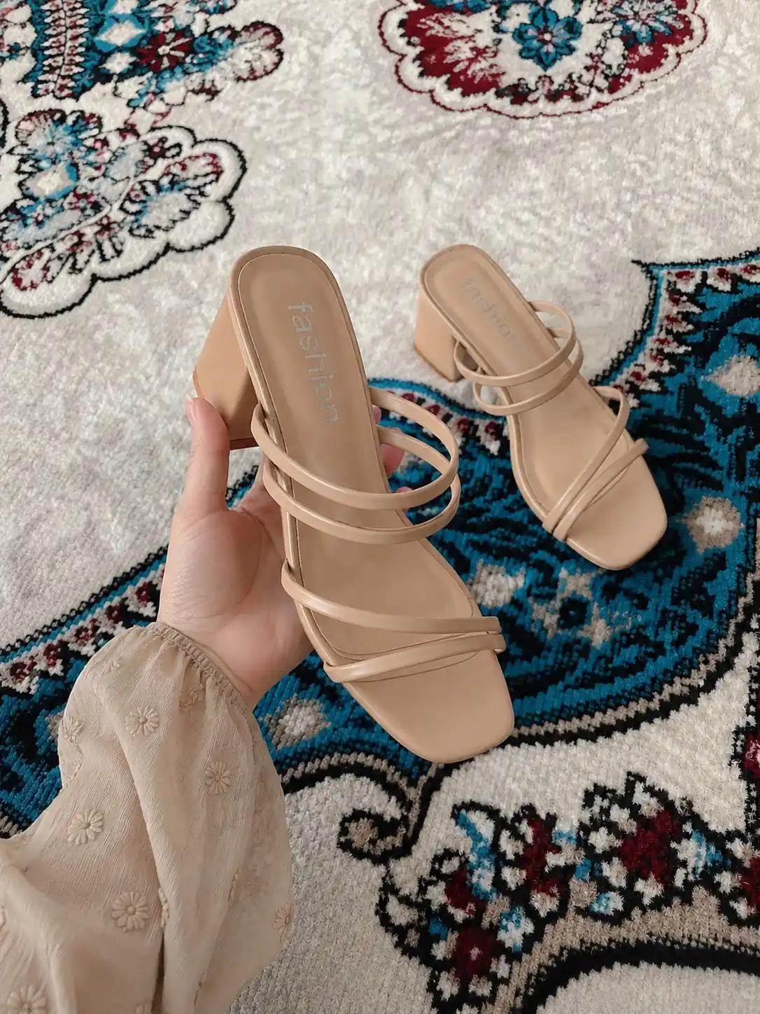 Ayollar uchun bosonojka yozgi, o‘rta poshna, kvadrat burun, minimalistik yozgi sandal