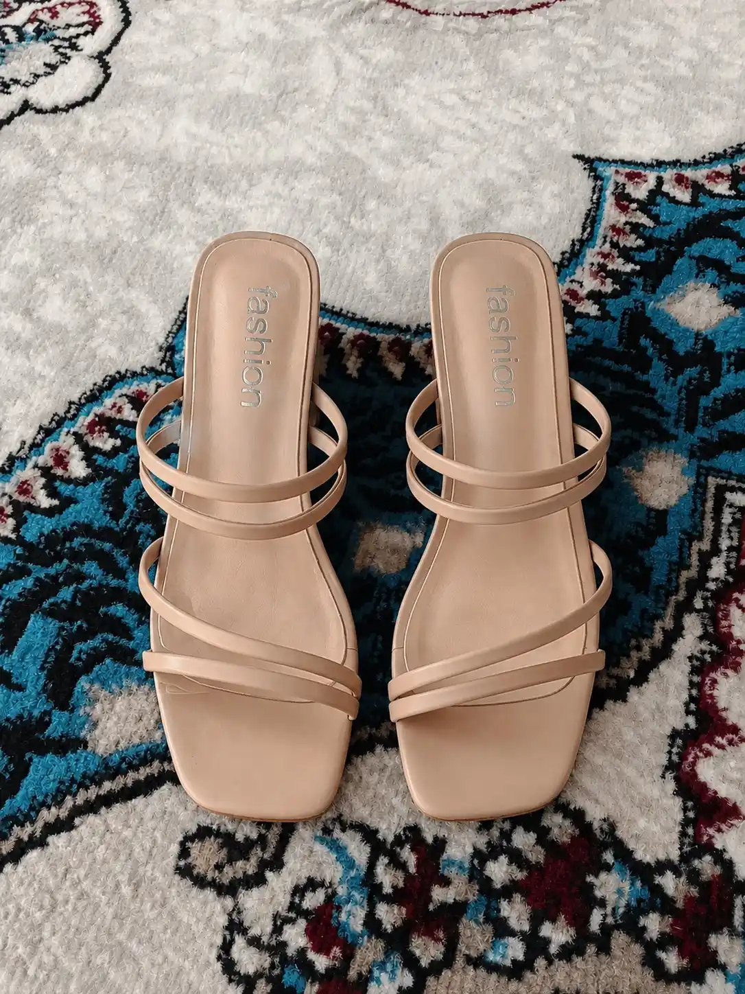 Ayollar uchun bosonojka yozgi, o‘rta poshna, kvadrat burun, minimalistik yozgi sandal