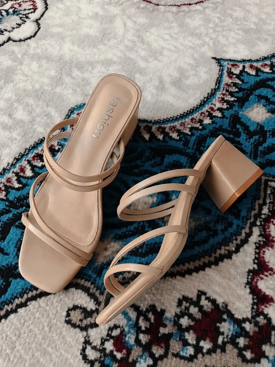Ayollar uchun bosonojka yozgi, o‘rta poshna, kvadrat burun, minimalistik yozgi sandal