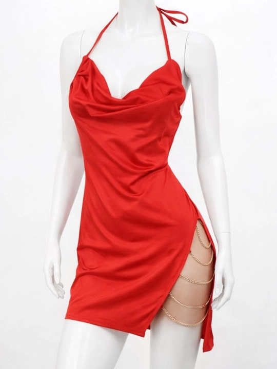 Красное мини платье с открытыми плечами боковым разрезом и декором из цепочек современное