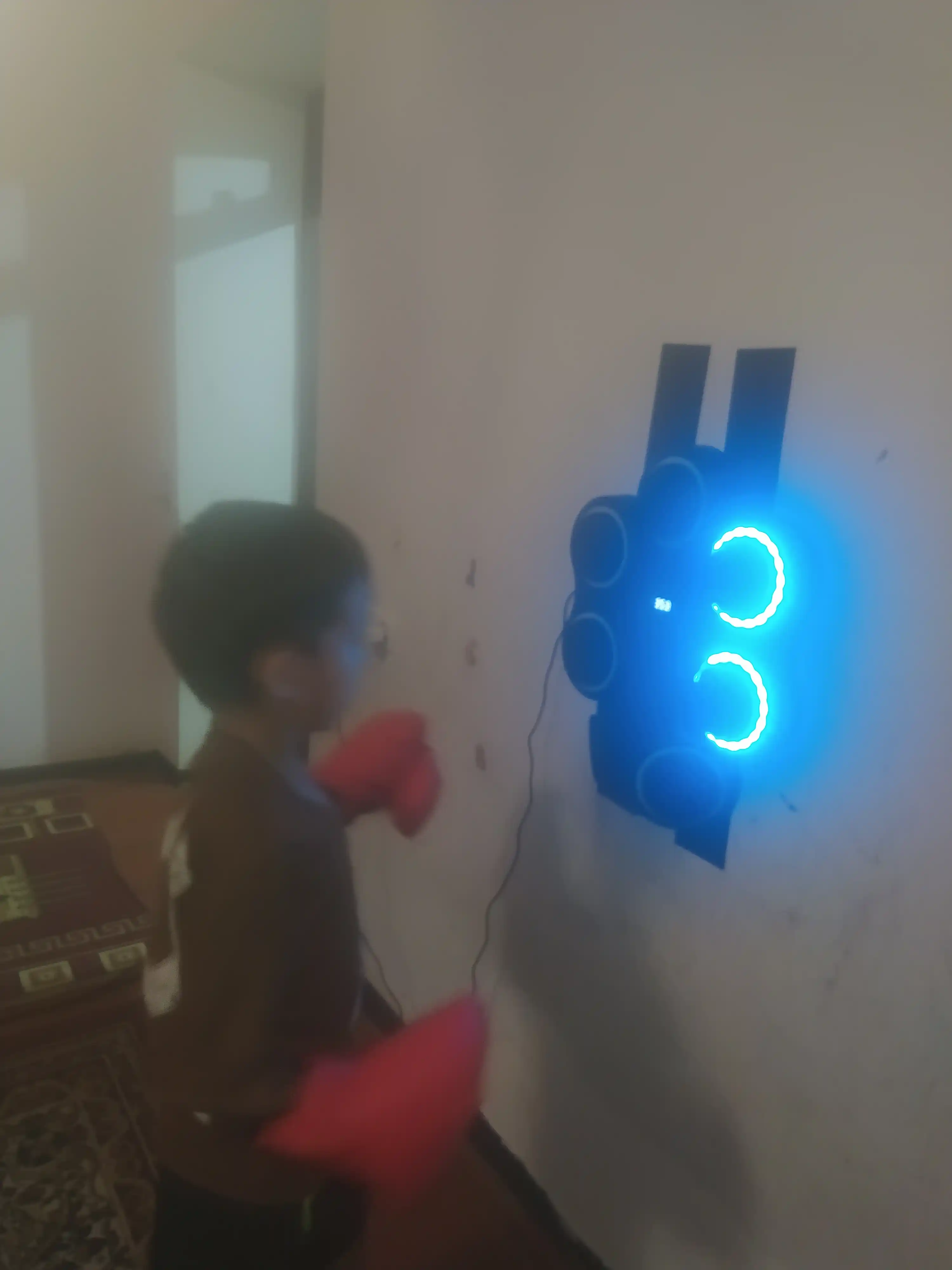 Aqlli boks trenajyori, devorga o‘rnatiladigan LED zarba trenajyori, Bluetooth bilan
