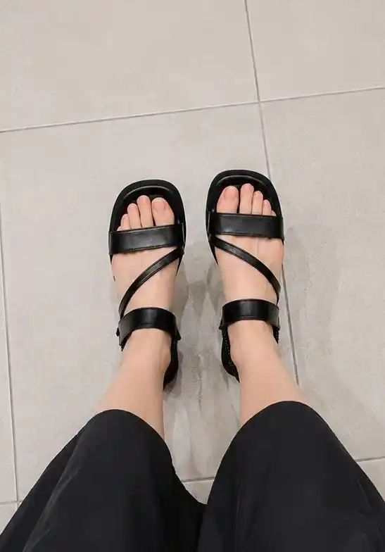 Ayollar uchun rim sandall