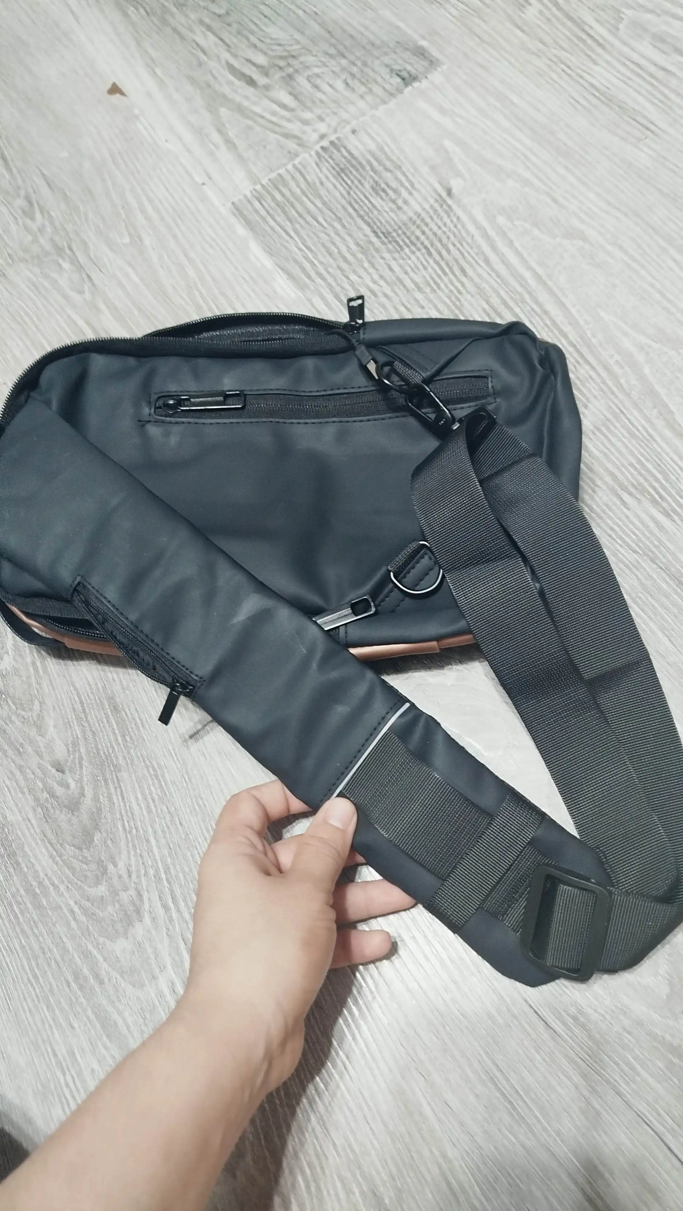 Erkaklar sumkasi, barsetka, bananka, qulfli va USB zaryadlovchi bilan, yelkama