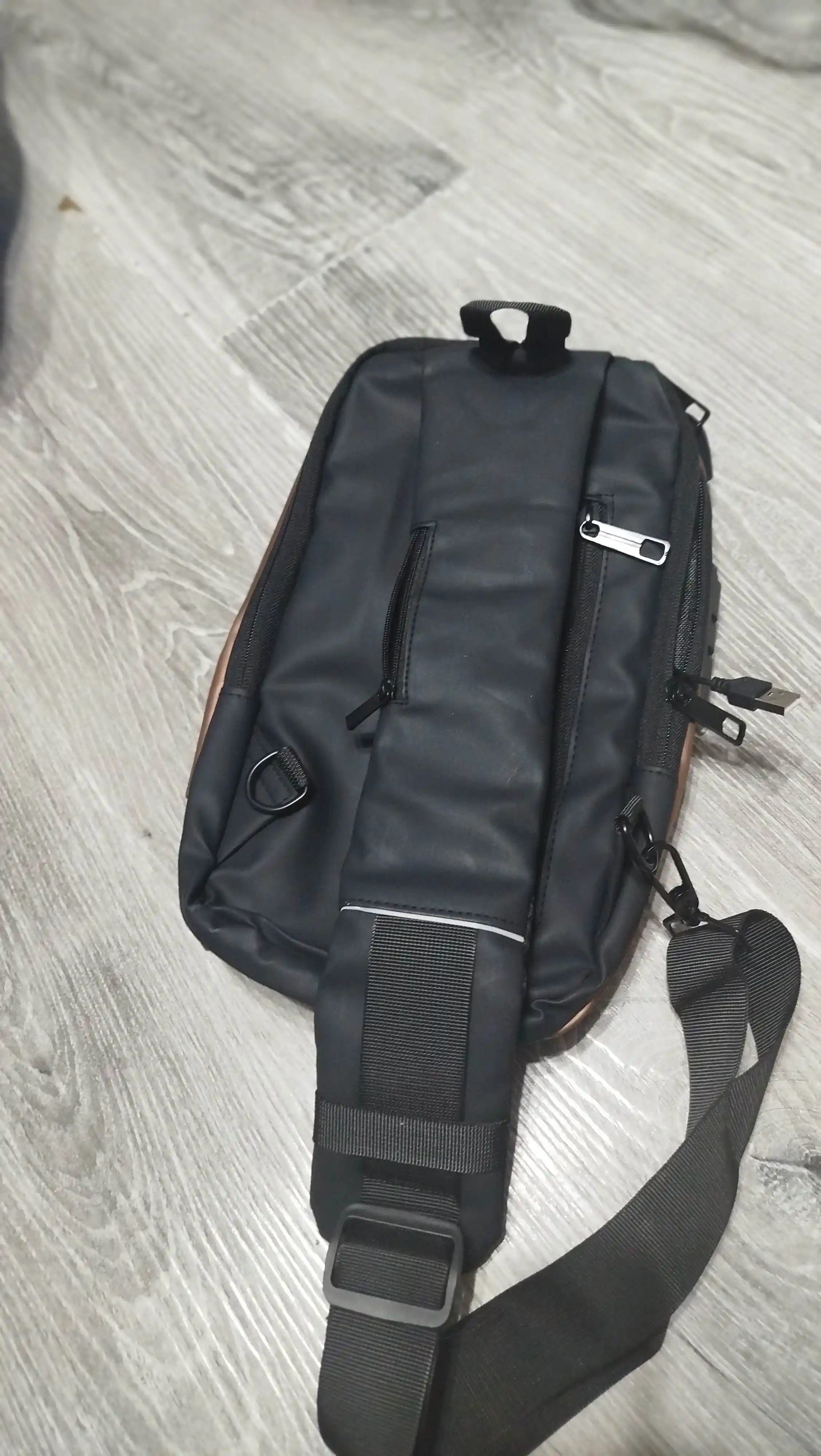 Erkaklar sumkasi, barsetka, bananka, qulfli va USB zaryadlovchi bilan, yelkama