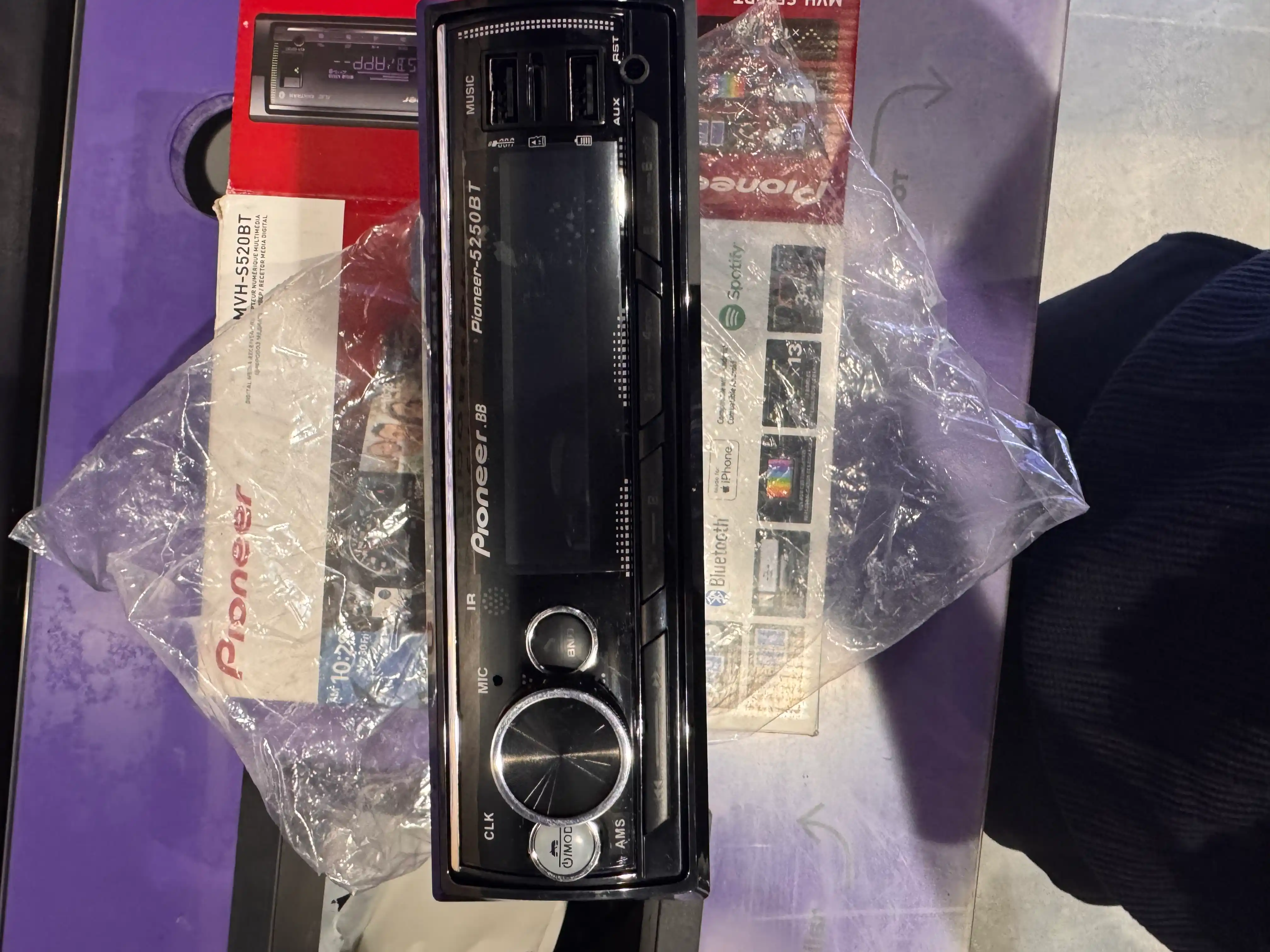 Автомагнитола Pioneer MVH-S520BT, с технологией Bluetooth